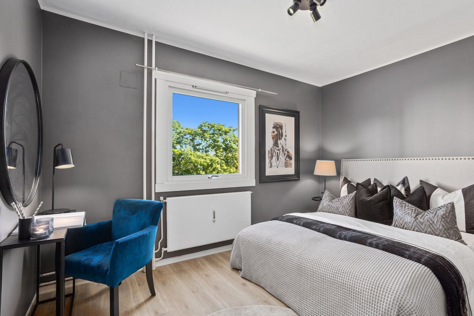 Det ene soverommet ligger vegg i vegg med kjøkkenet og har god plass til dobbeltseng og en liten kontorpult om ønskelig. Galleribilde