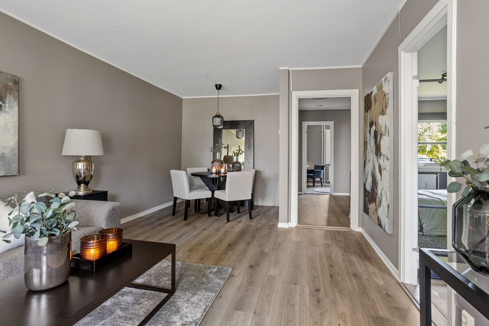 Gjennomgående leilighet nymalt i moderne og rolige farger. Galleribilde