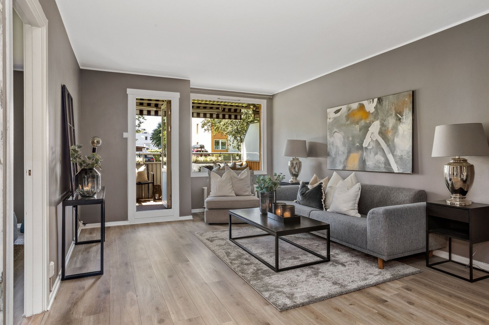 Leilighetens hjerte og samlingspunkt er den romslige stuen med utgang til vestvendt balkong Galleribilde