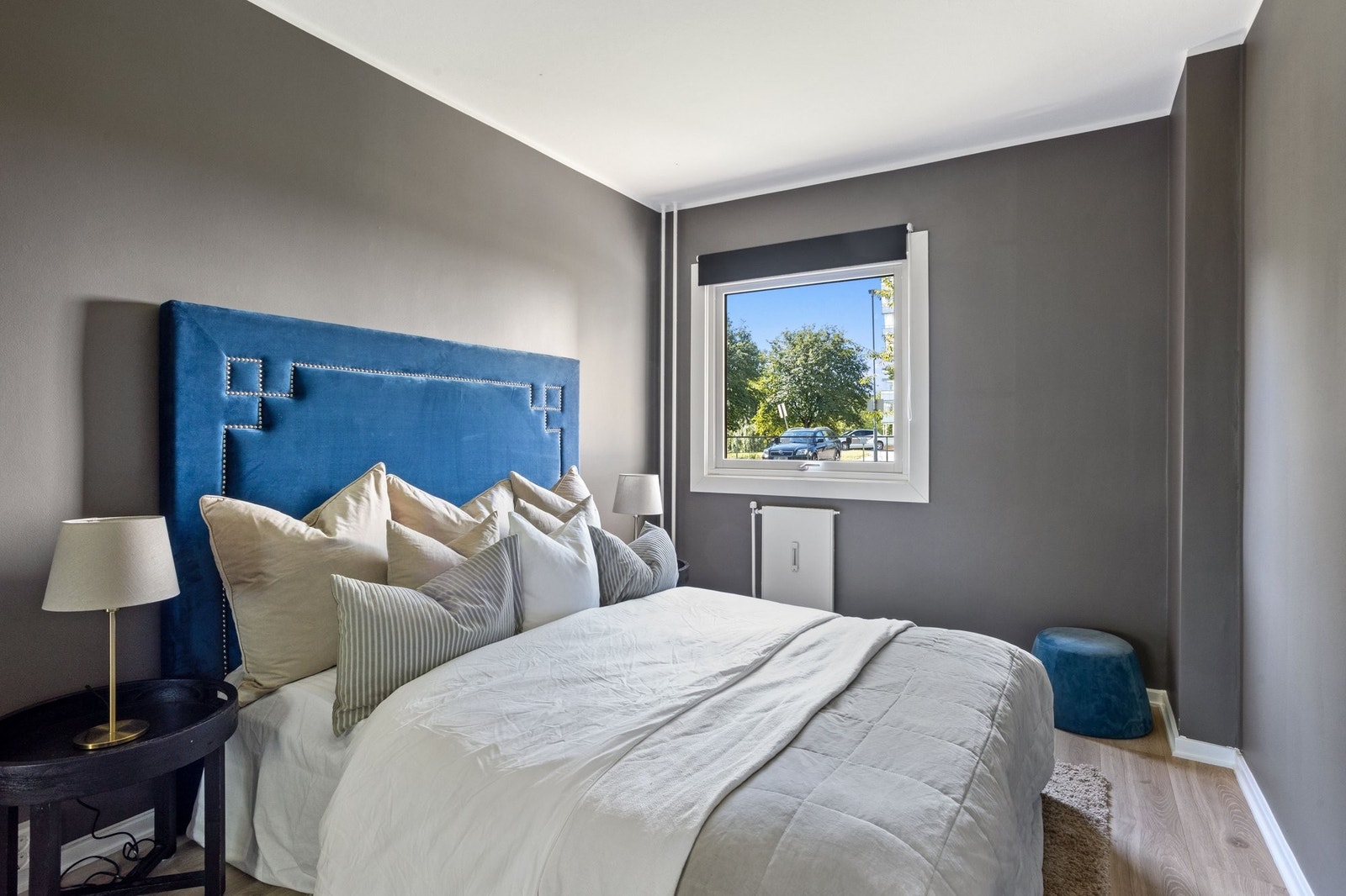 Det største soverommet ligger ved stuen og har utsikt vestover. Galleribilde