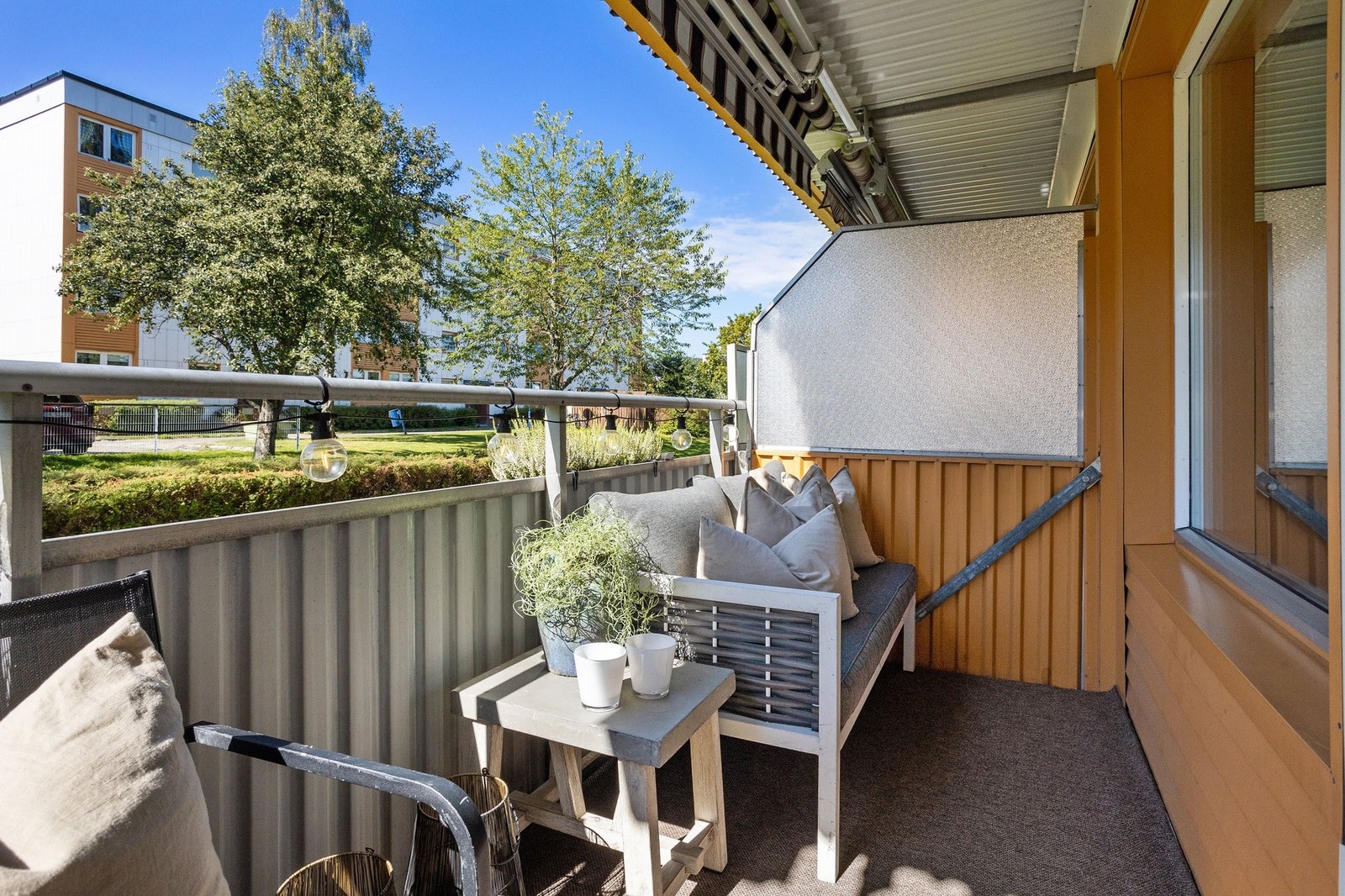 Her får du sol hele ettermiddagen, fra ca 12-1300 og utover. Grilling er tillatt med gass/elektrisk grill Galleribilde