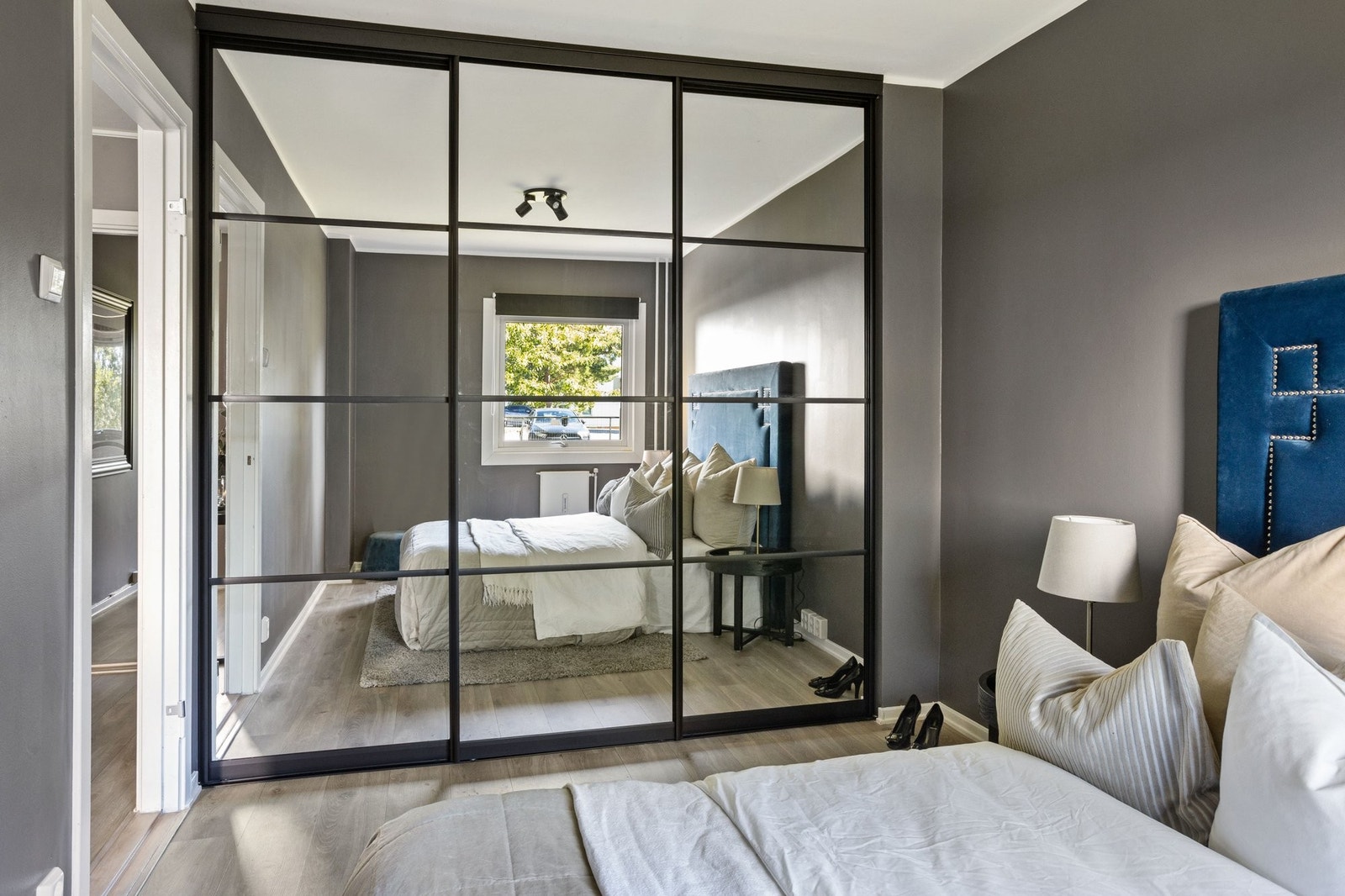 Ny skyvedørsgarderobe i moderne design med speilfronter. Her er det god plass til alt man måtte ønske. Galleribilde