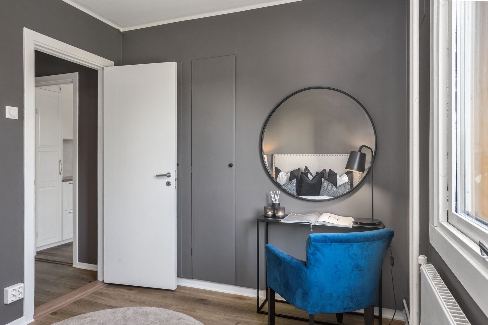 Innebygget garderobeskap gjør dette til et veldig praktisk soverom Galleribilde