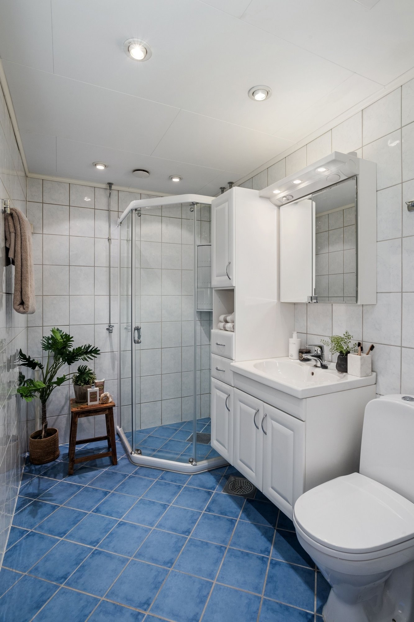 Badet har plass til vaskemaskin og er av god størrelse. Borettslaget pusset dette opp i 2004 sist. Galleribilde