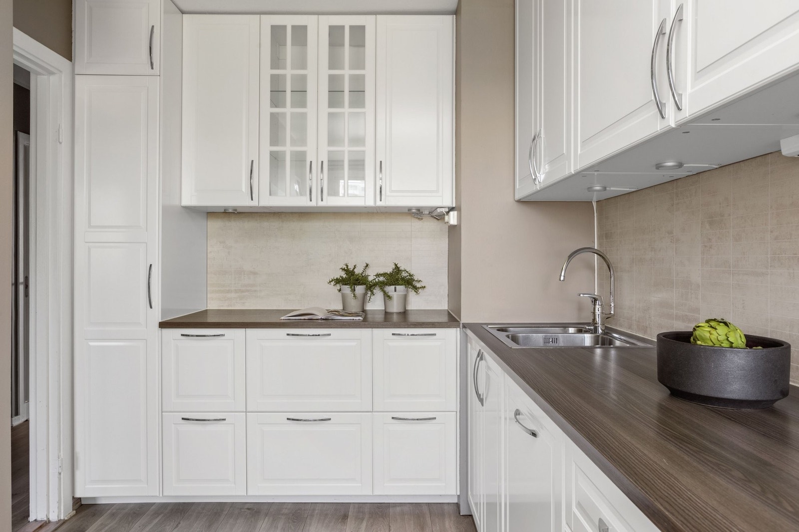 Godt med skapplass og benkeplass gjør at det er enkelt å gjøre det man skal på kjøkkenet Galleribilde