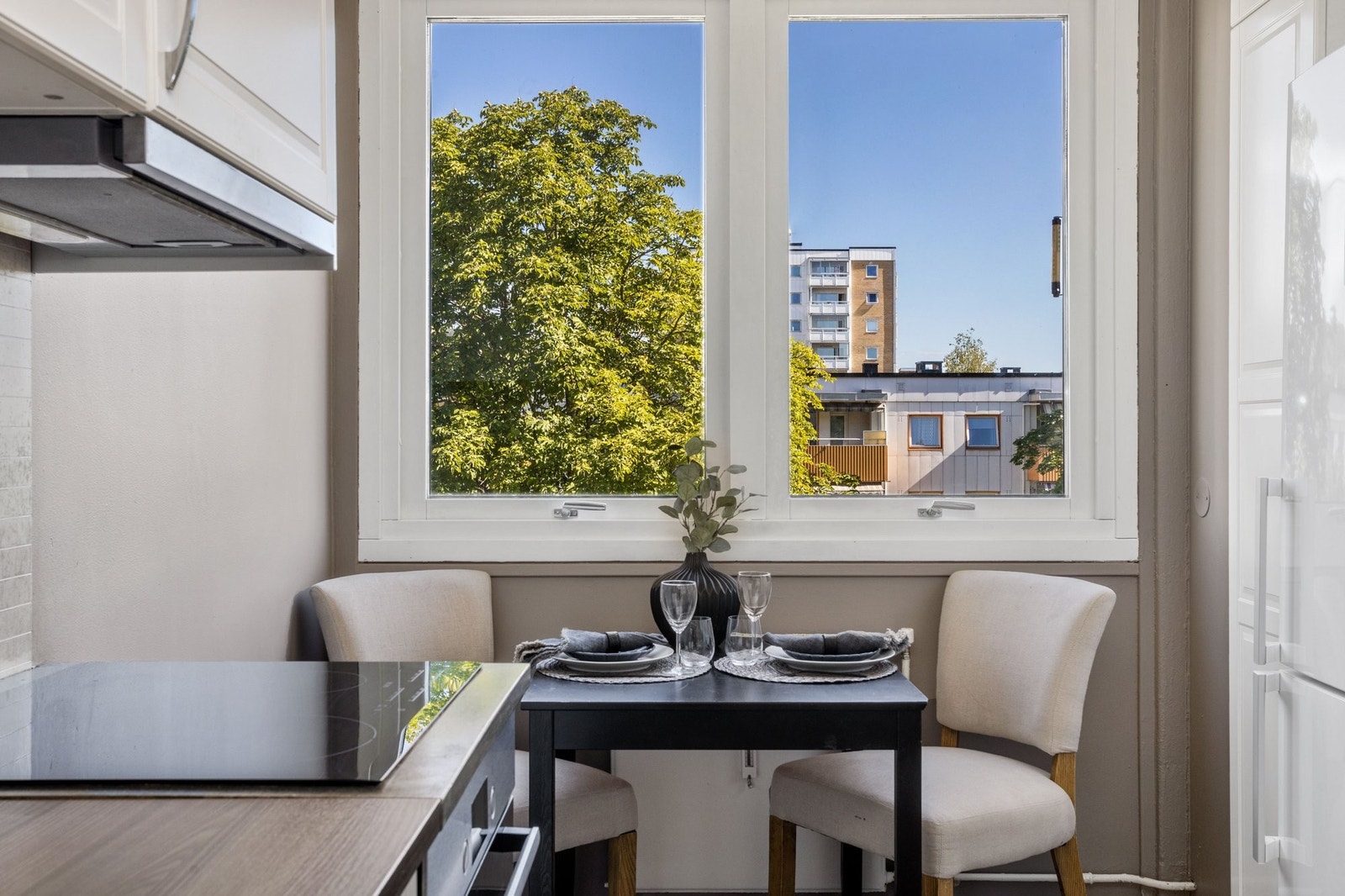 Luftig og fin utsikt fra kjøkkenet Galleribilde