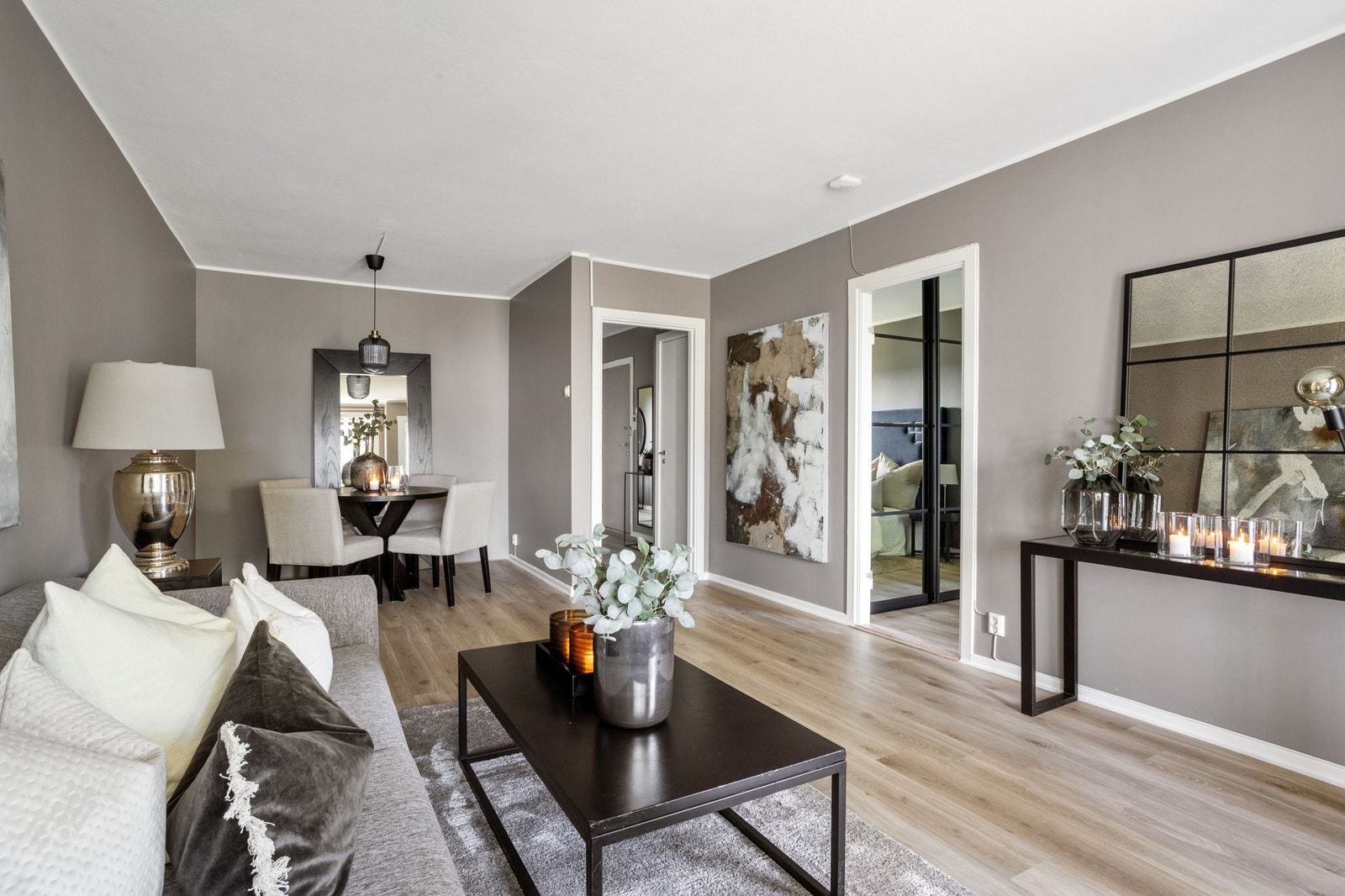 Her er det god plass til spisebord og stuen har mange muligheter for møblering. Galleribilde