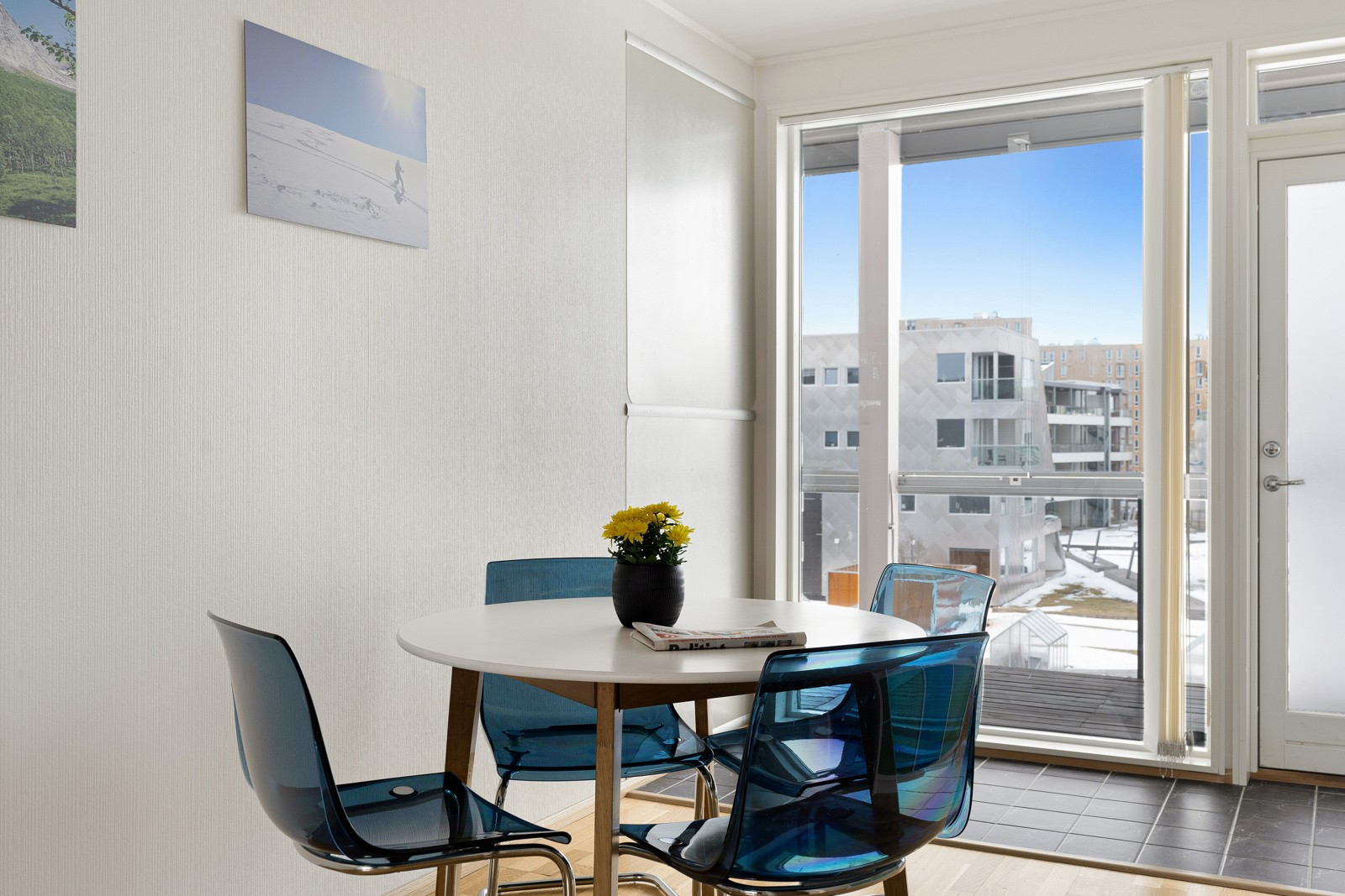 Ved kjøkkenet er det fin plass til spisebordet