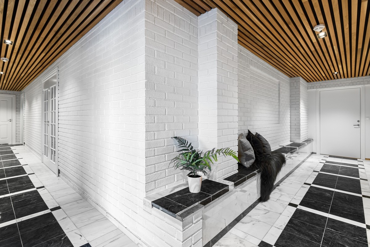 Enormt romslig gang med marmor, varmekabler og stilig spiletak med downlights Galleribilde