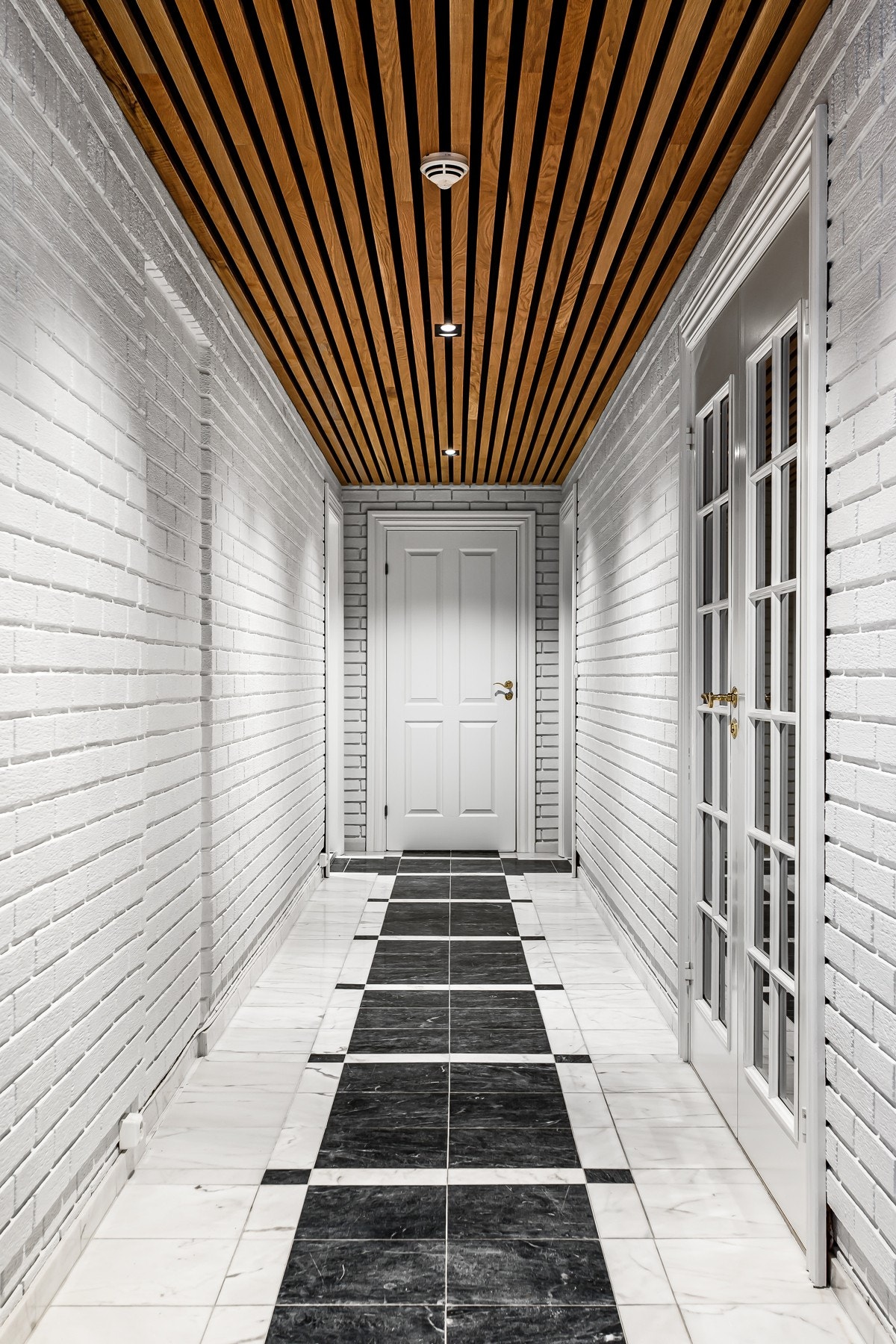 Enormt romslig gang med marmor, varmekabler og stilig spiletak med downlights Galleribilde