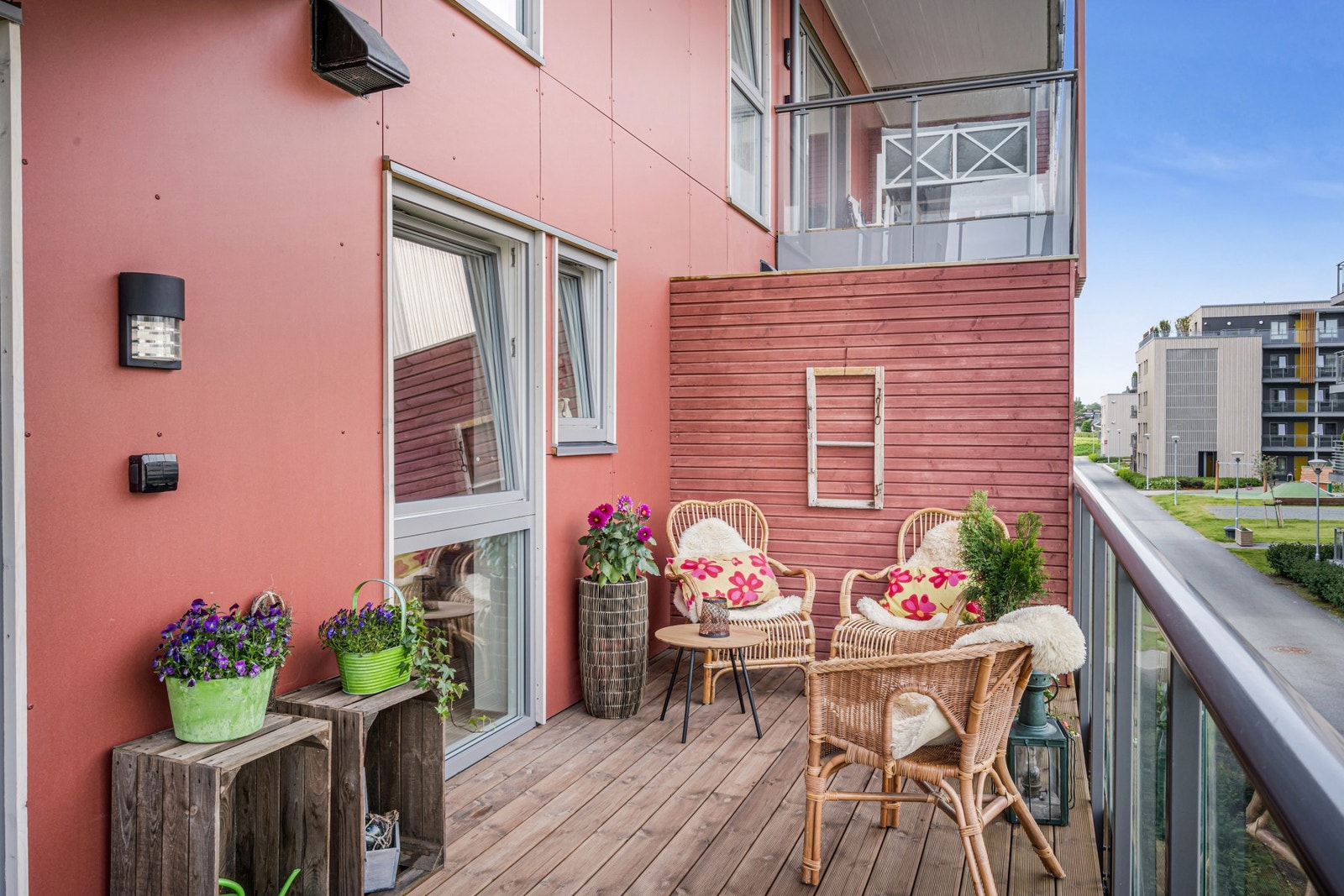Balkongen er på hele 14 kvm, så her har man god plass til utemøblement. Solen nyter man fra ca. kl. 15:30 til 22:00. Galleribilde
