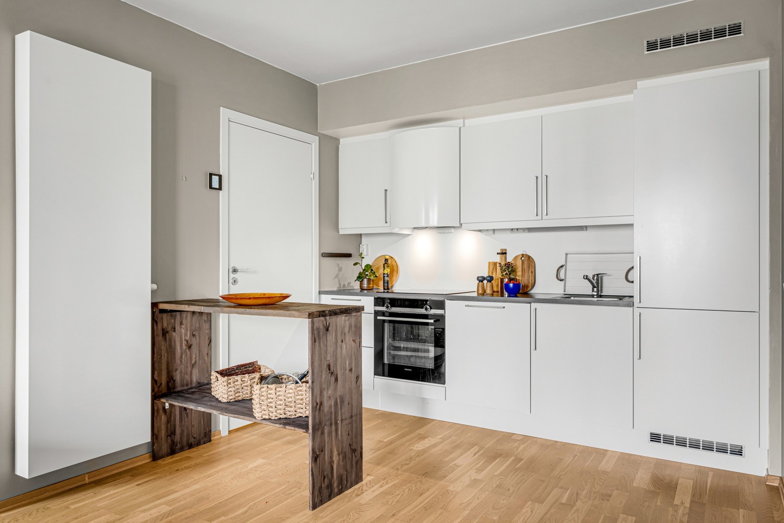 Flott kjøkken med integrerte hvitevarer. Galleribilde