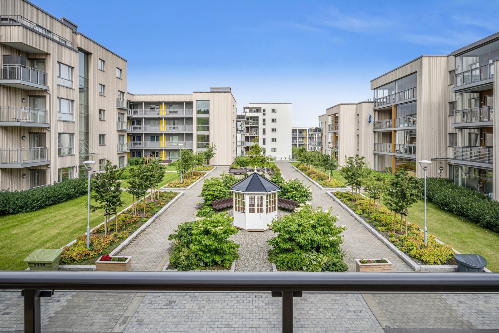 Beliggenheten i feltet må sies å være av de bedre; her har man en fin utsikt over uteområdene, og man slipper å se rett inn i veggen på nabobygget. Galleribilde