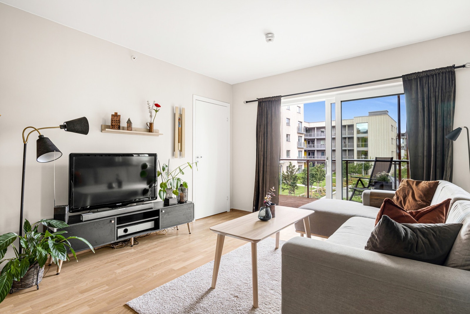 Store vindusflater gir et godt lysinnslipp, og fra stuen er det utgang til balkong. Galleribilde