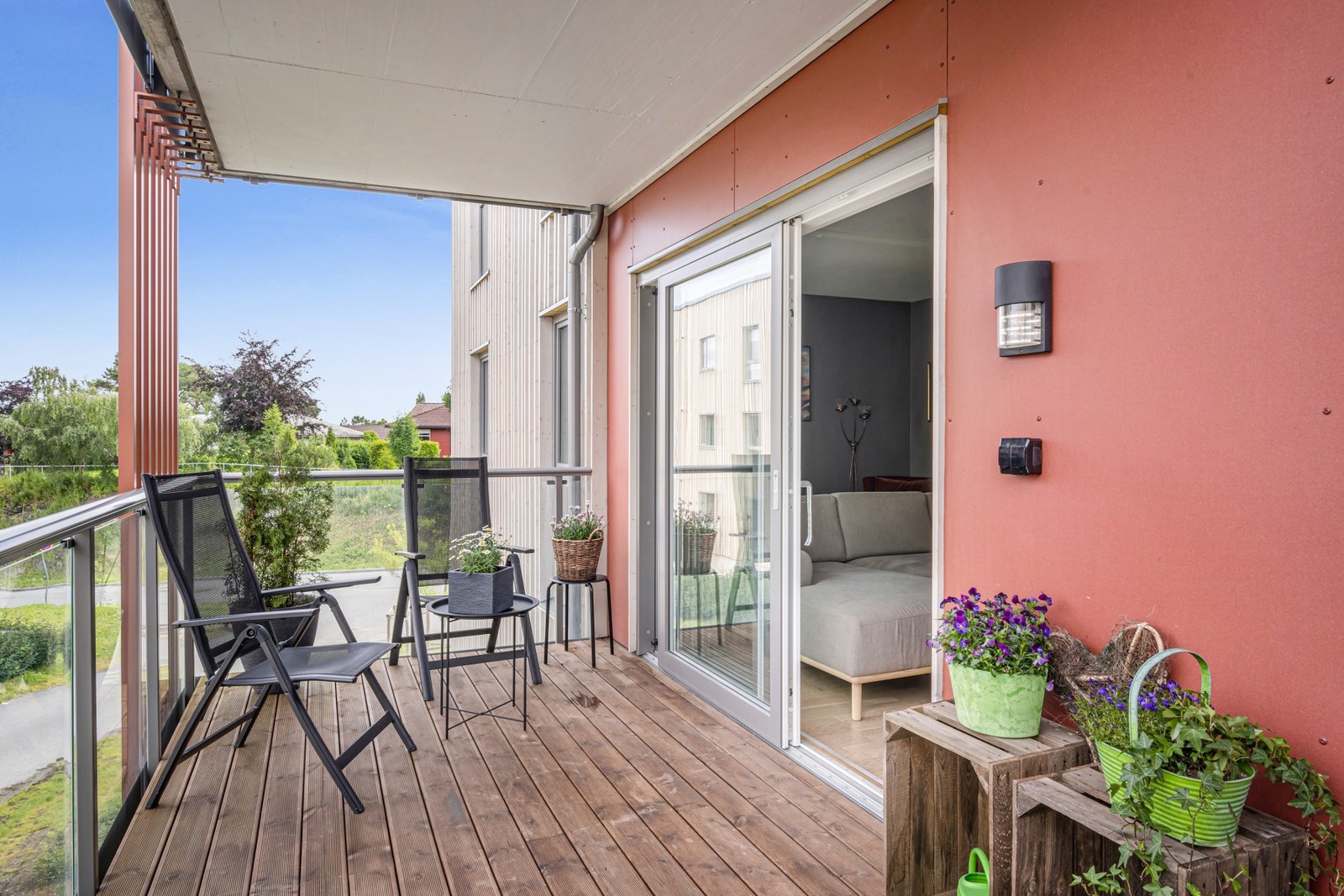 Med skyvedører oppleves balkongen som en forlengelse av stuen på finværsdager. Galleribilde