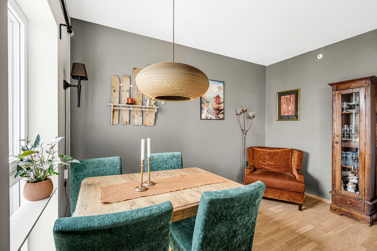 Selger har innlemmet soverom nr. 2 i stua, slik at man nå har et større stueareal enn originalt. Galleribilde