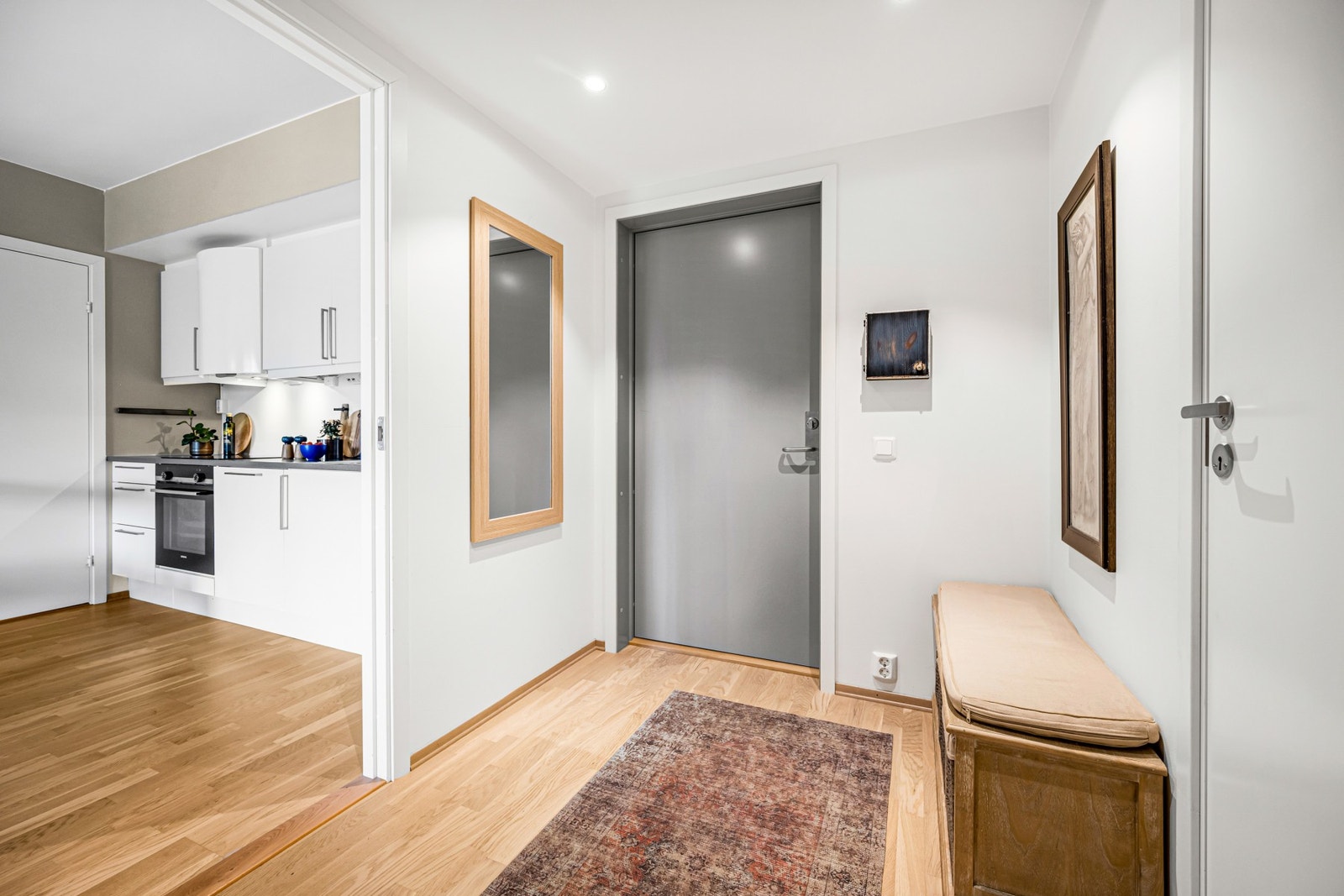 Fint inngangsparti med porttelefon. Galleribilde