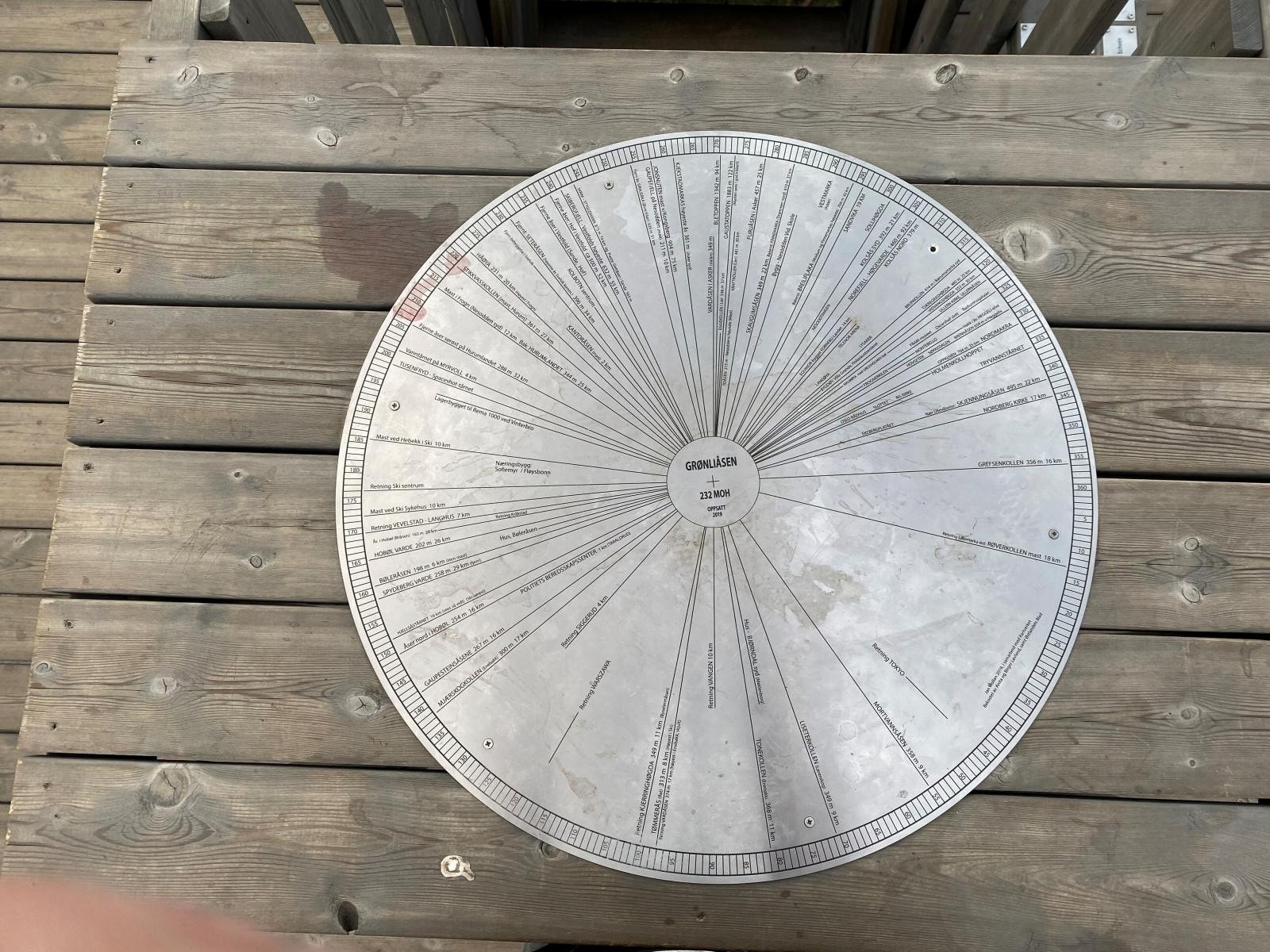 På toppen av branntårnet er det 360 graders utsikt hvor man kan bl.a. se helt til Gaustatoppen på klare dager. Galleribilde