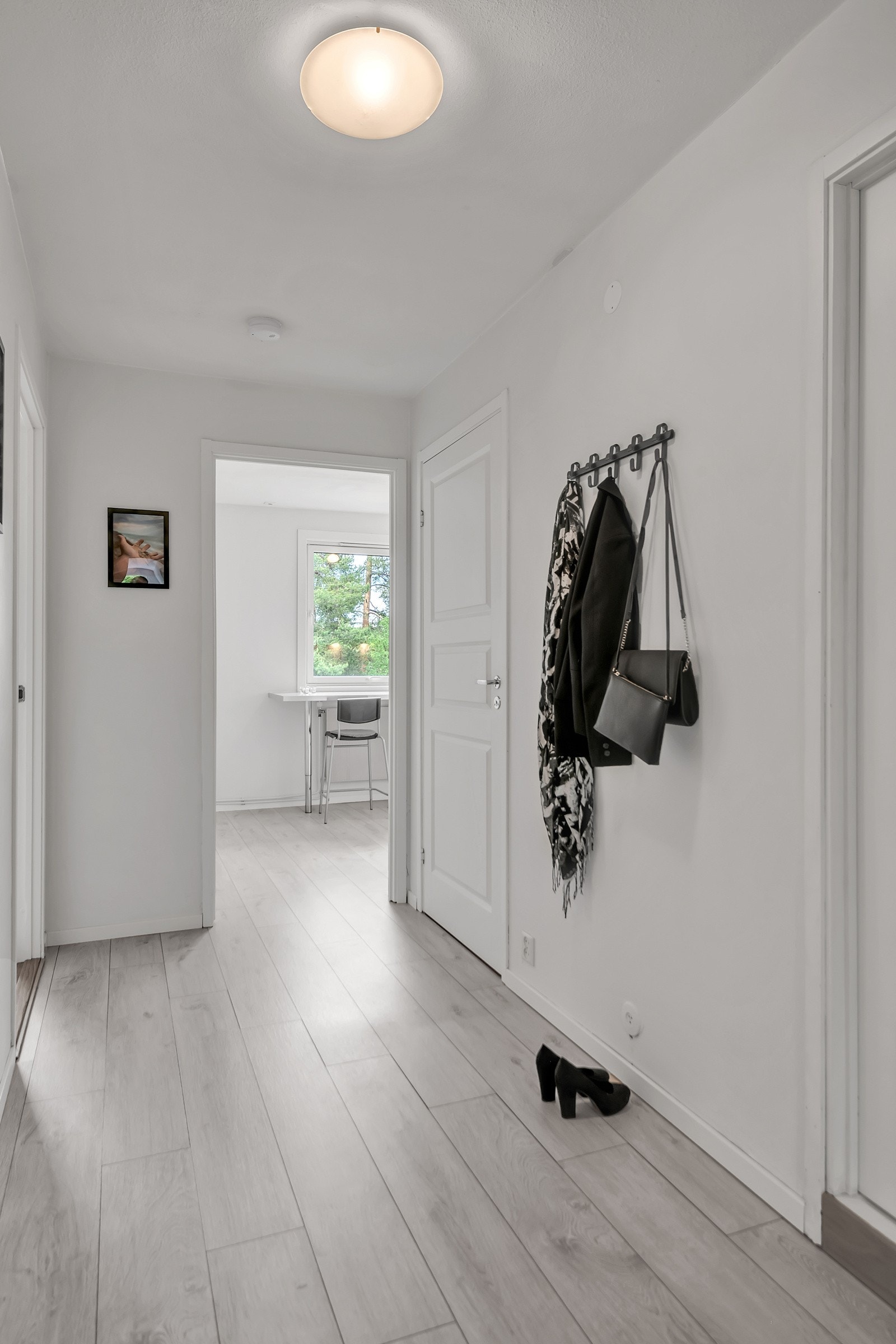 Gang mot kjøkken. Galleribilde