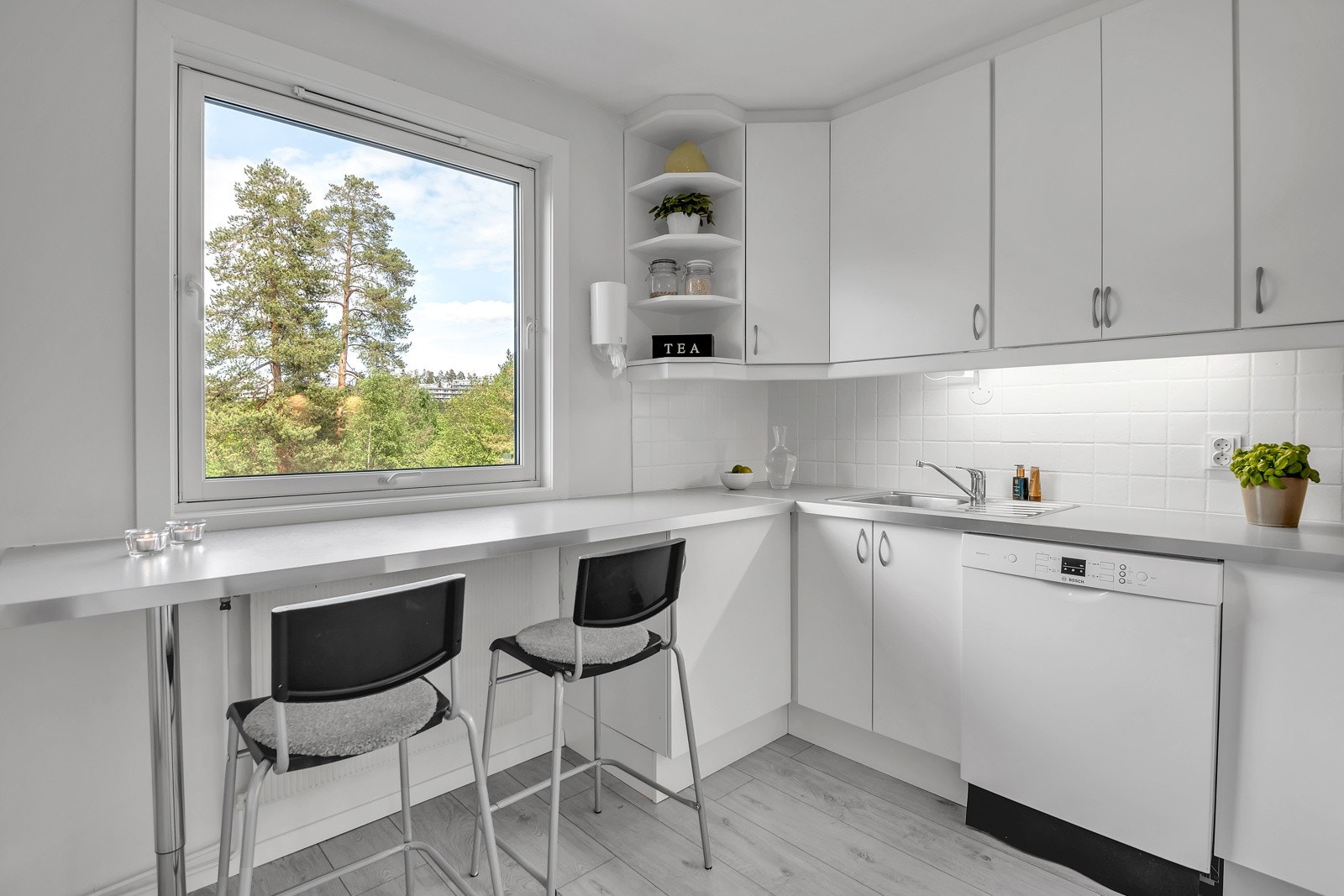 Hyggelig spiseplass ved vinduet. Nytt gulv 2020. Galleribilde