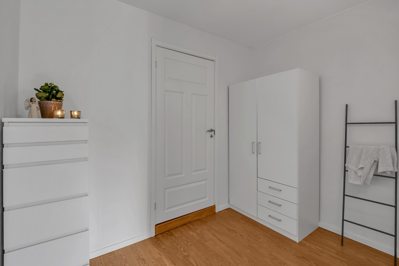 Det er godt med plass bak halvveggen. Galleribilde