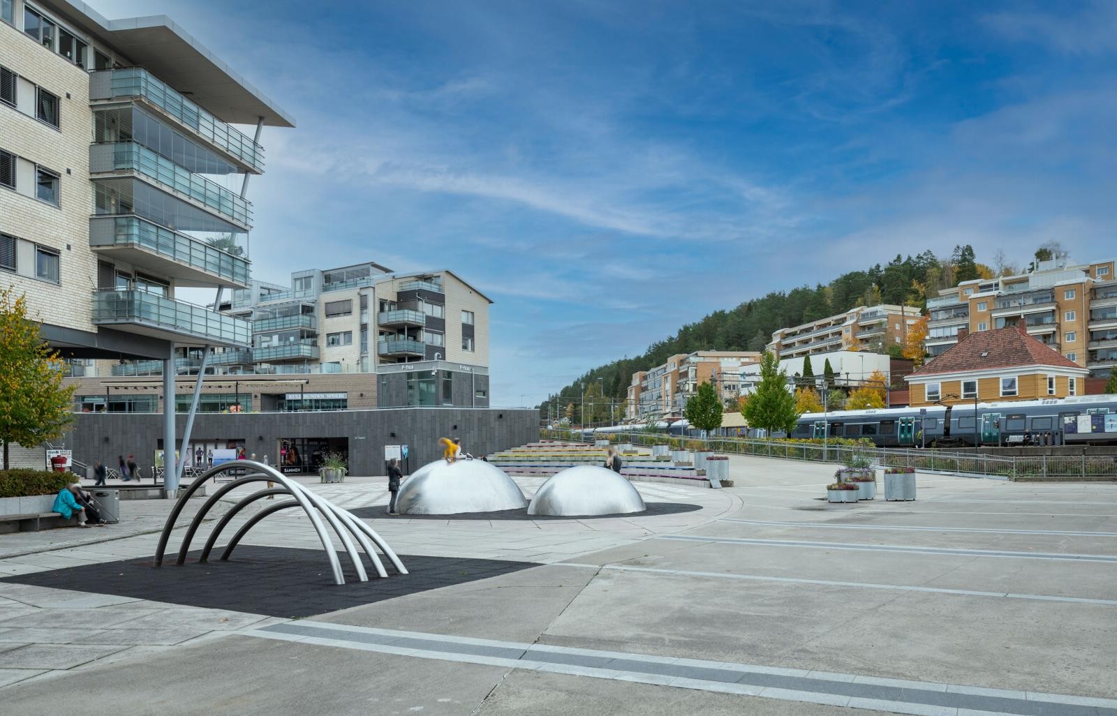 Kolbotn Torg med ca 60 butikker og en rekke servicefunksjoner.Her finner man kaféer og restauranter og ikke minst kulturhuset Kolben, som arrangerer konserter og teateroppsetninger. Her er det også kino, bibliotek, kulturskole samt selskapslokaler. Galleribilde