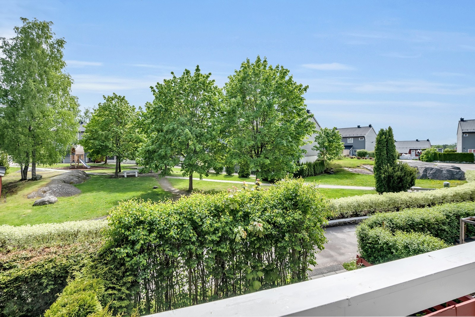 Velkommen til en koselig leilighet i Rugdeberget 4. Utsikt fra varandaen over nærområdet og mot marka. Galleribilde