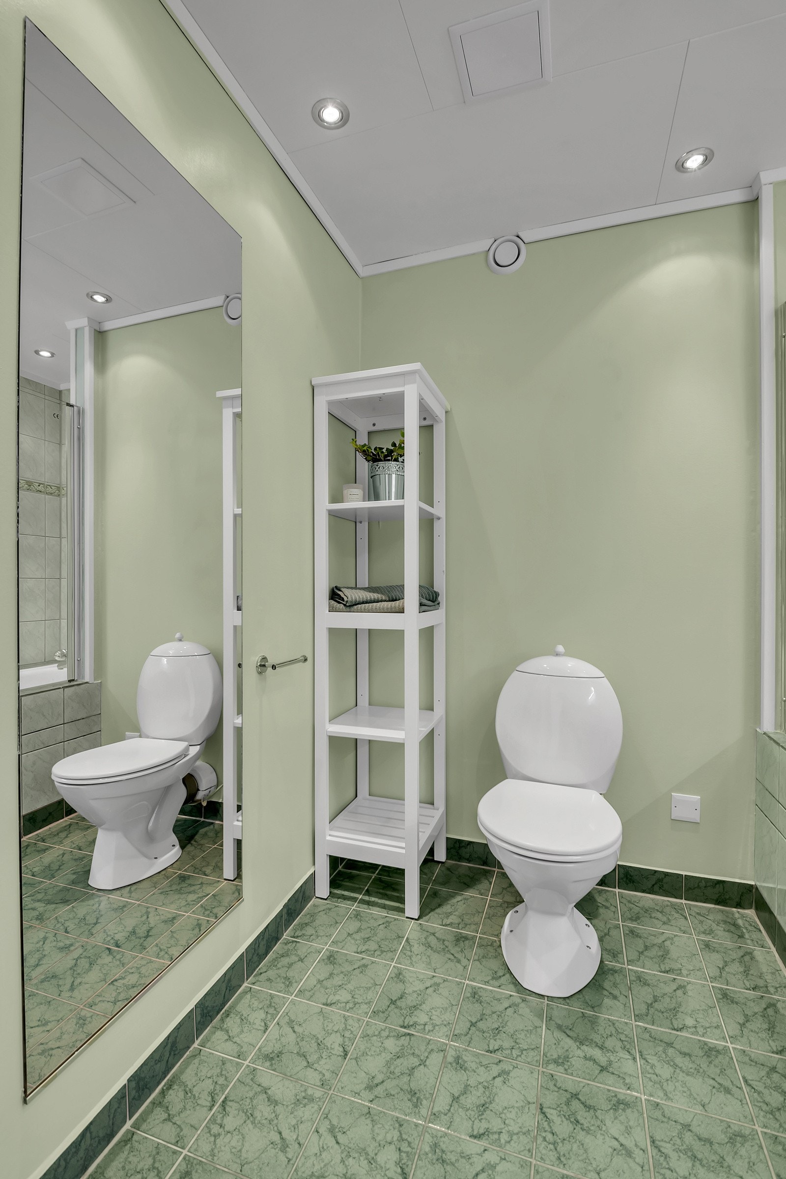 Downlights med LED i taket er skiftet etter at bildene ble tatt pga. lekkasje fra badet i etasjen ovenfor. Galleribilde