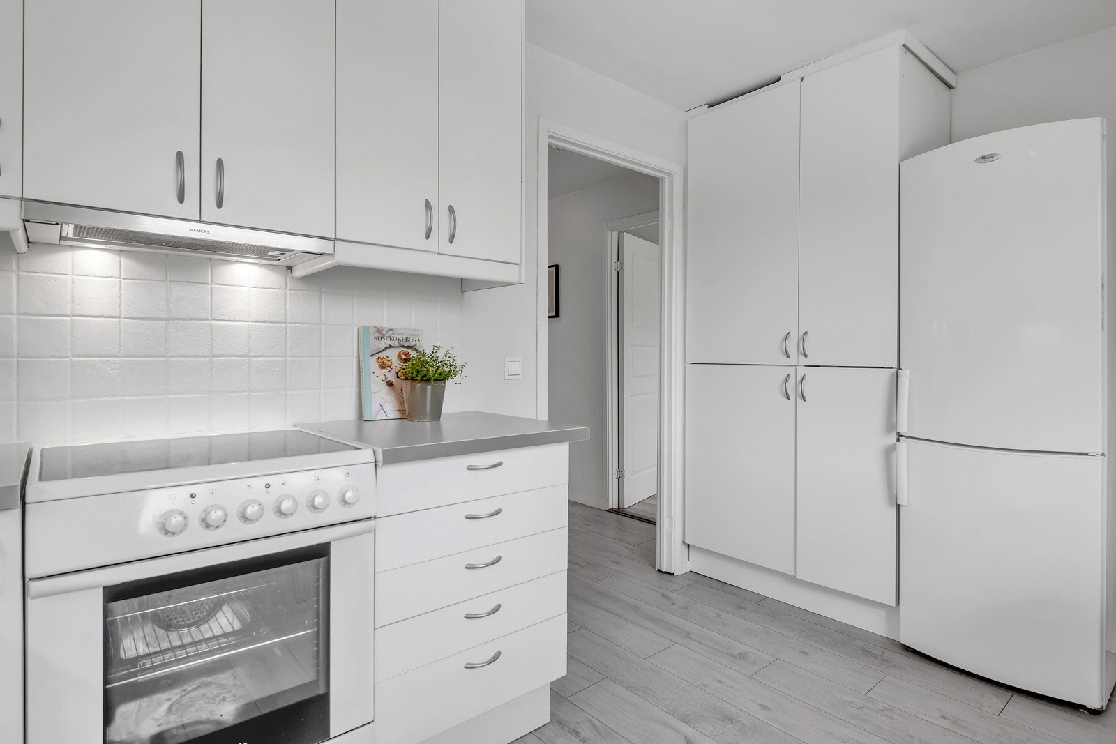 Kjøkkenet har godt med skap- og benkeplass. Galleribilde