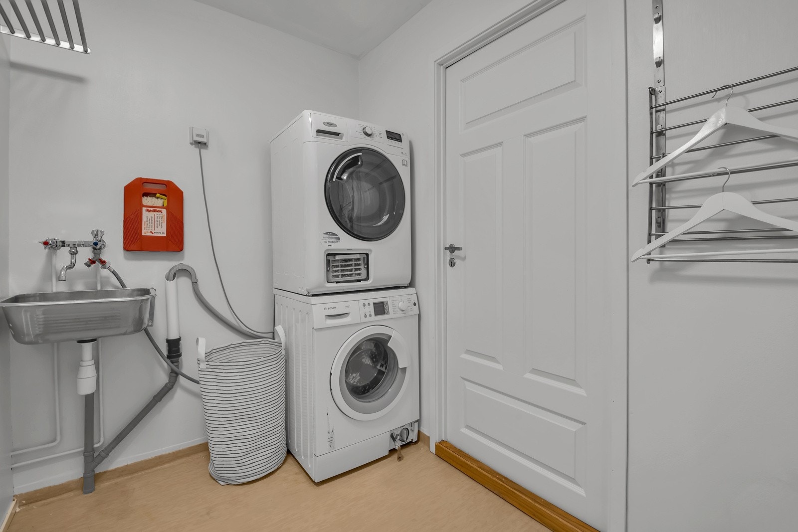 Eget vaskerom er meget praktisk. Vaskemaskin medfølger. Galleribilde