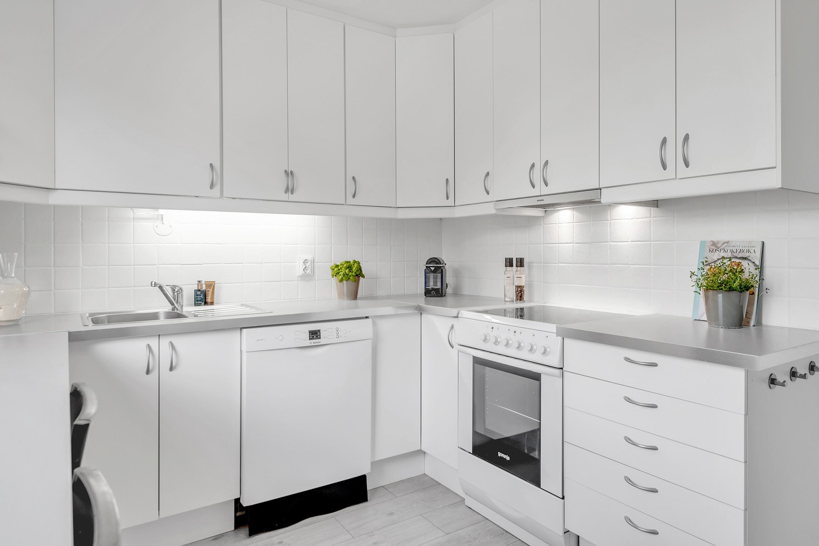 Innholdsrik kjøkkeninnredning, oppgradert 2016. Komfyr og oppvaskmaskin medfølger. Galleribilde