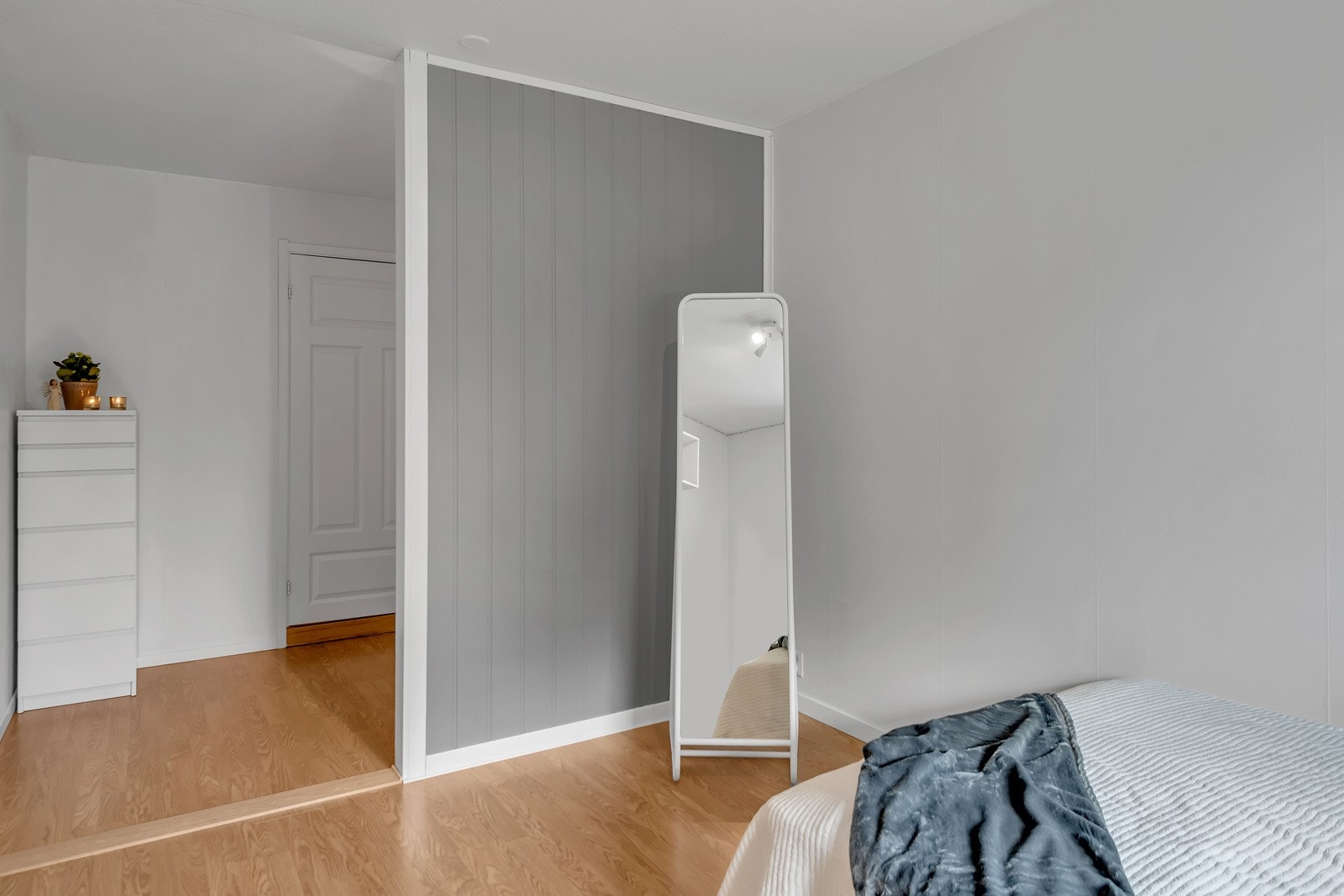 Det største soverommmet er avdelt med en halvvegg. Galleribilde