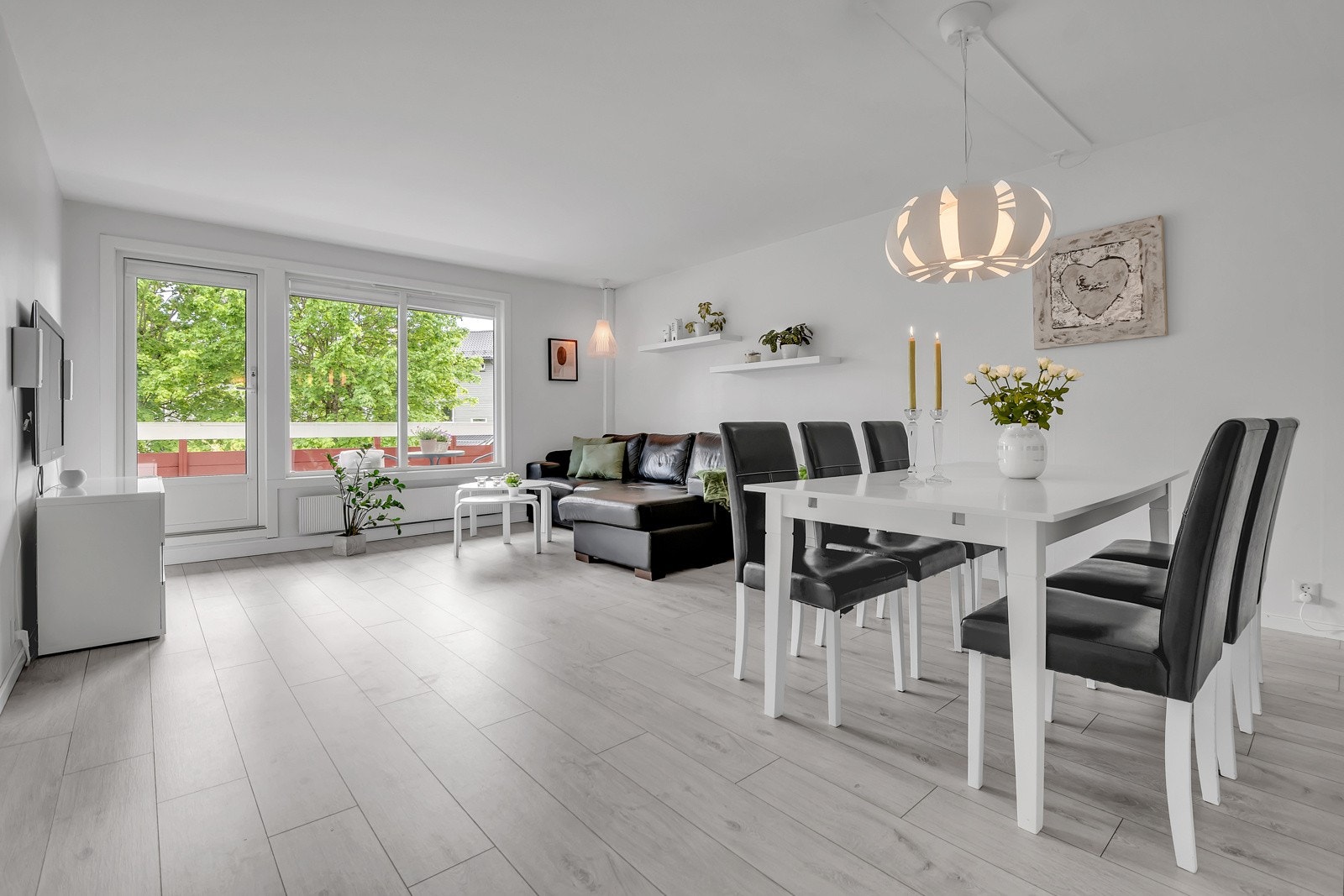 Stuen er ca. 23,5 m² og har utgang veranda. Galleribilde