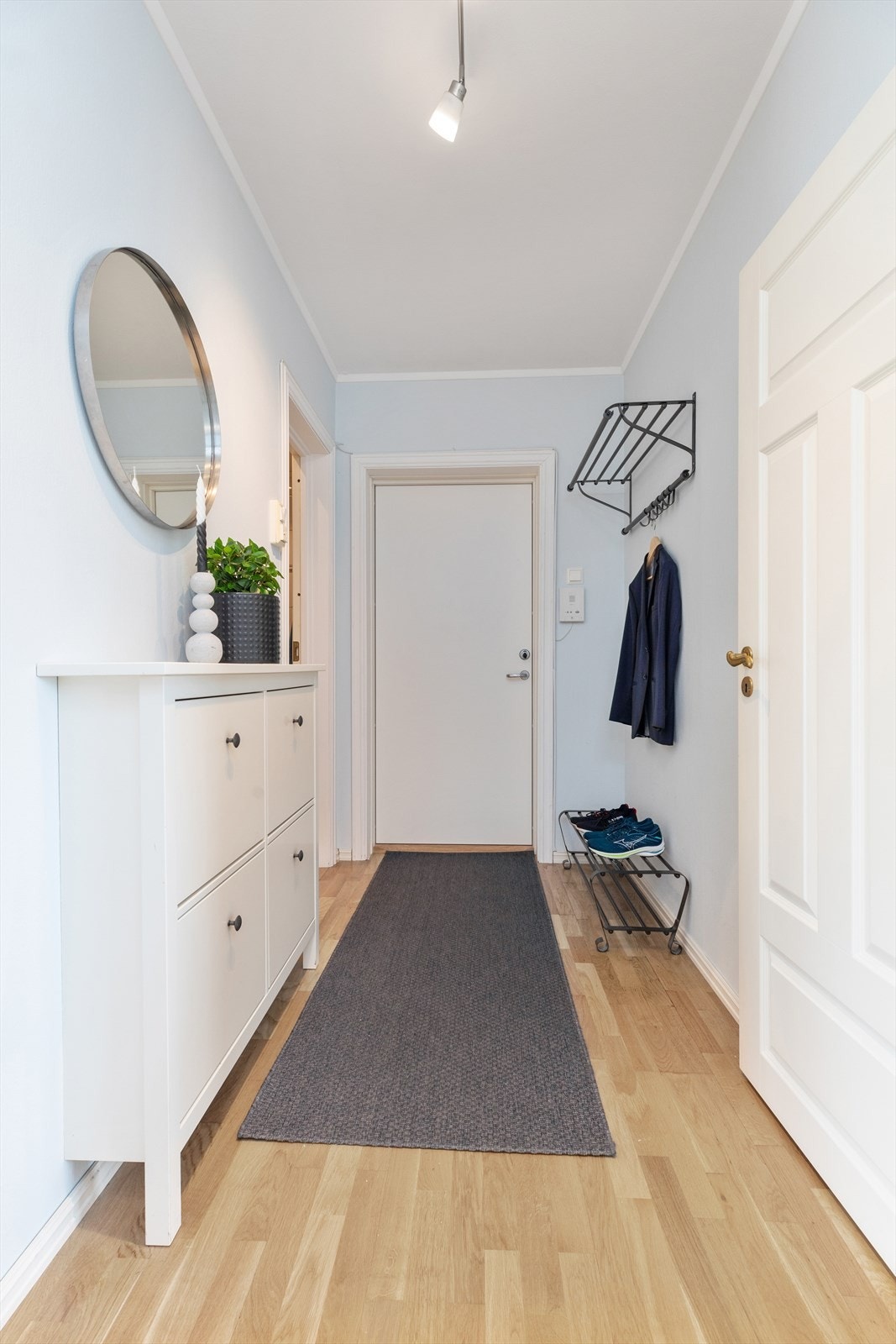 Du ønskes inn i en romslig, lys og innbydende entré. Galleribilde