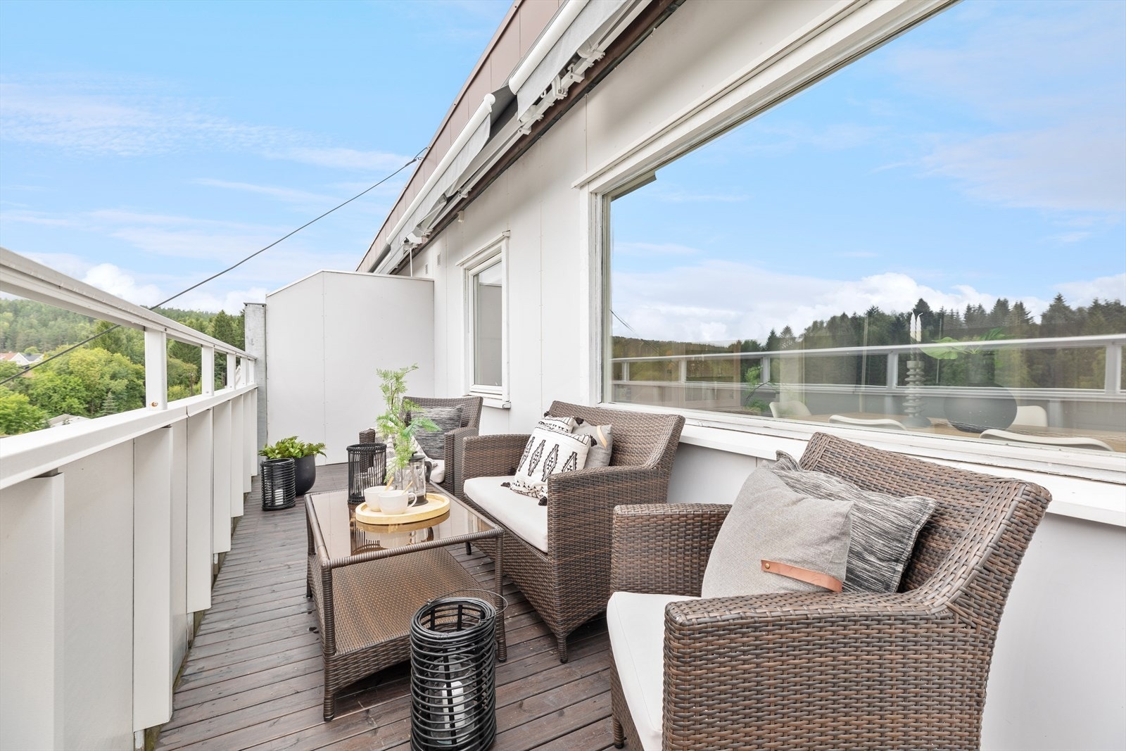 Det er god plass til utemøbler i balkongen. Galleribilde