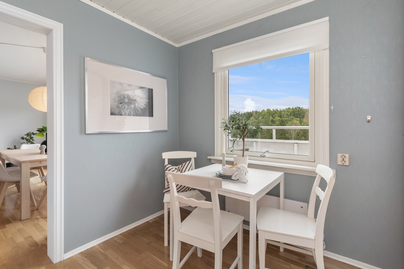 På kjøkkenet er det fin plass til en frokostgruppe. Galleribilde