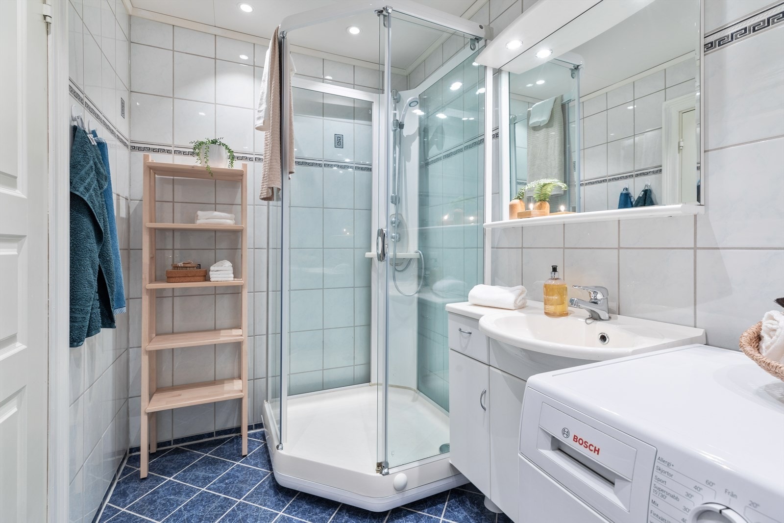 Flislagt bad med behagelig varme i gulv. Galleribilde