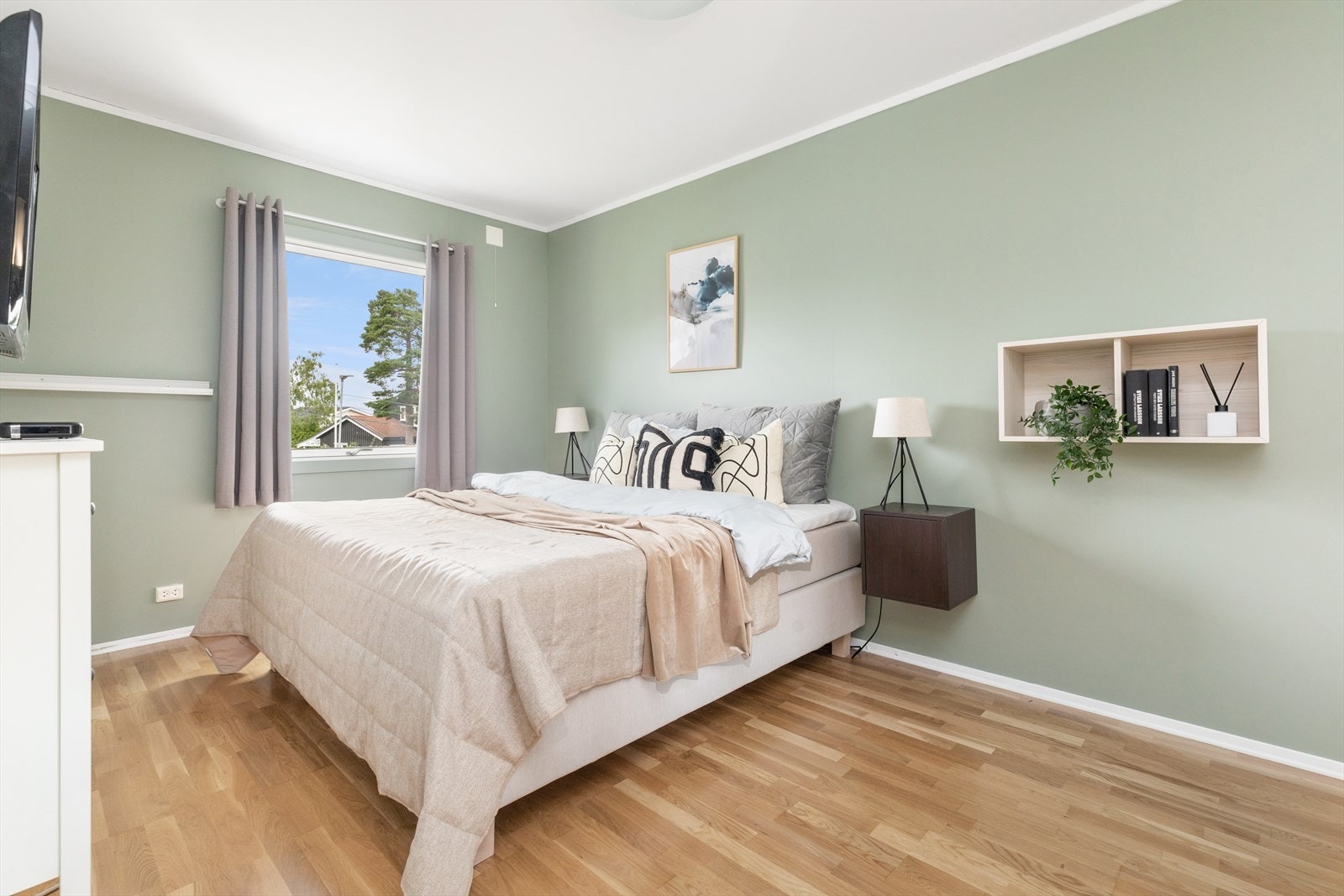 Det er god plass til dobbeltseng og tilhørende møblement. Galleribilde