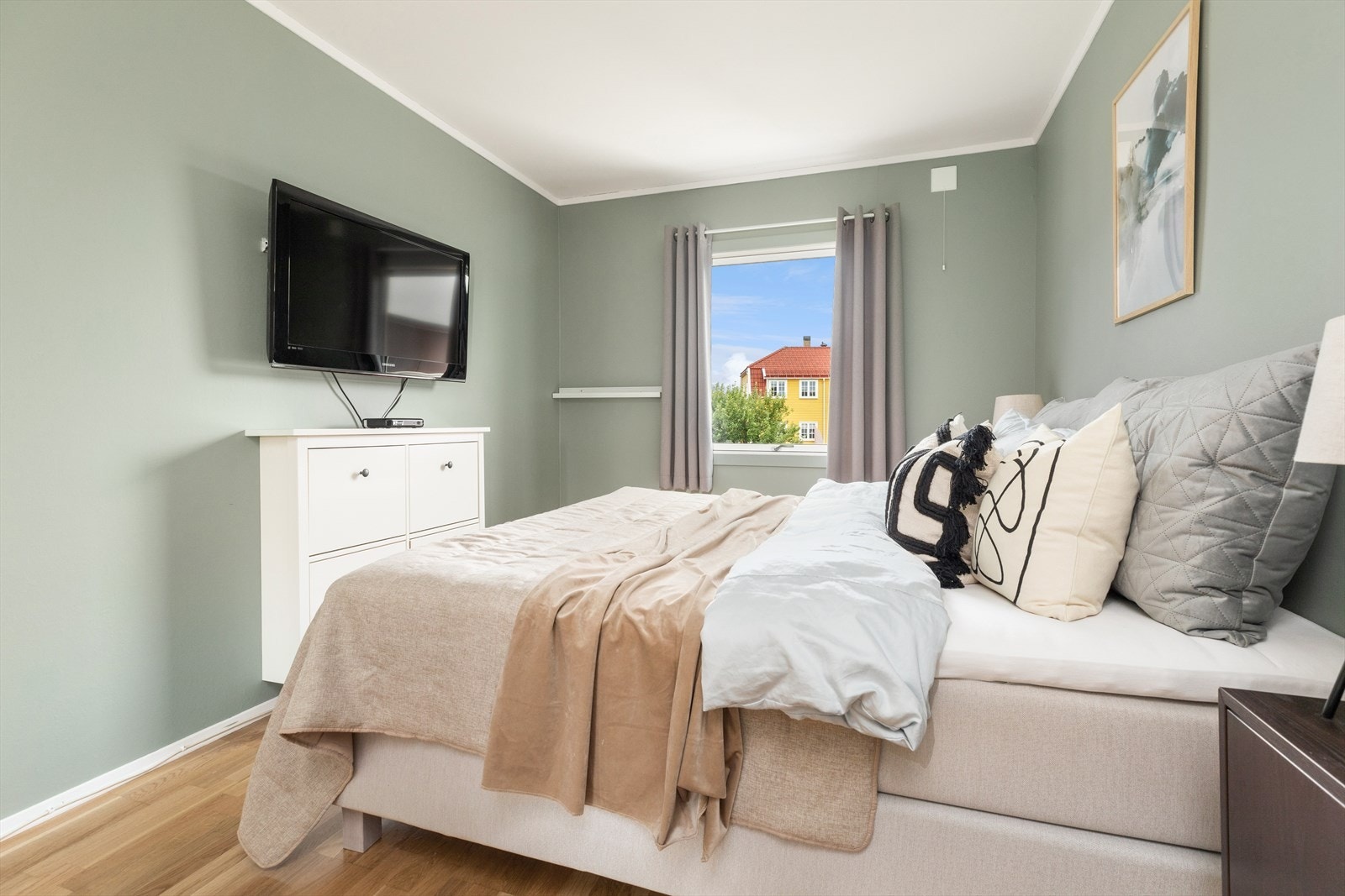 Boligen har 2 soverom av god størrelse. Dette er soverom 1. Galleribilde