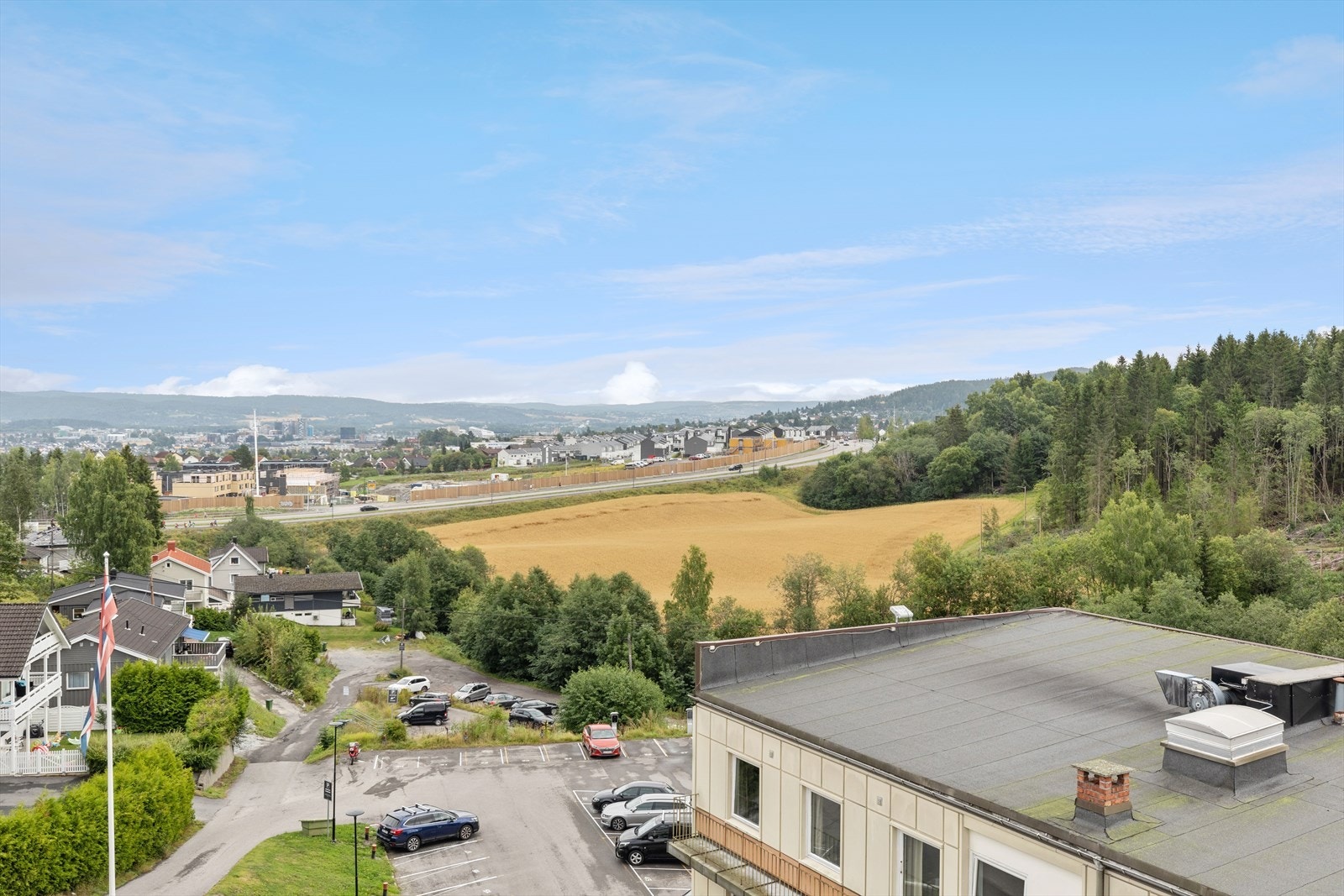 Fra leiligheten er det kort vei til barne- og ungdomsskole, turmuligheter og mer. Galleribilde