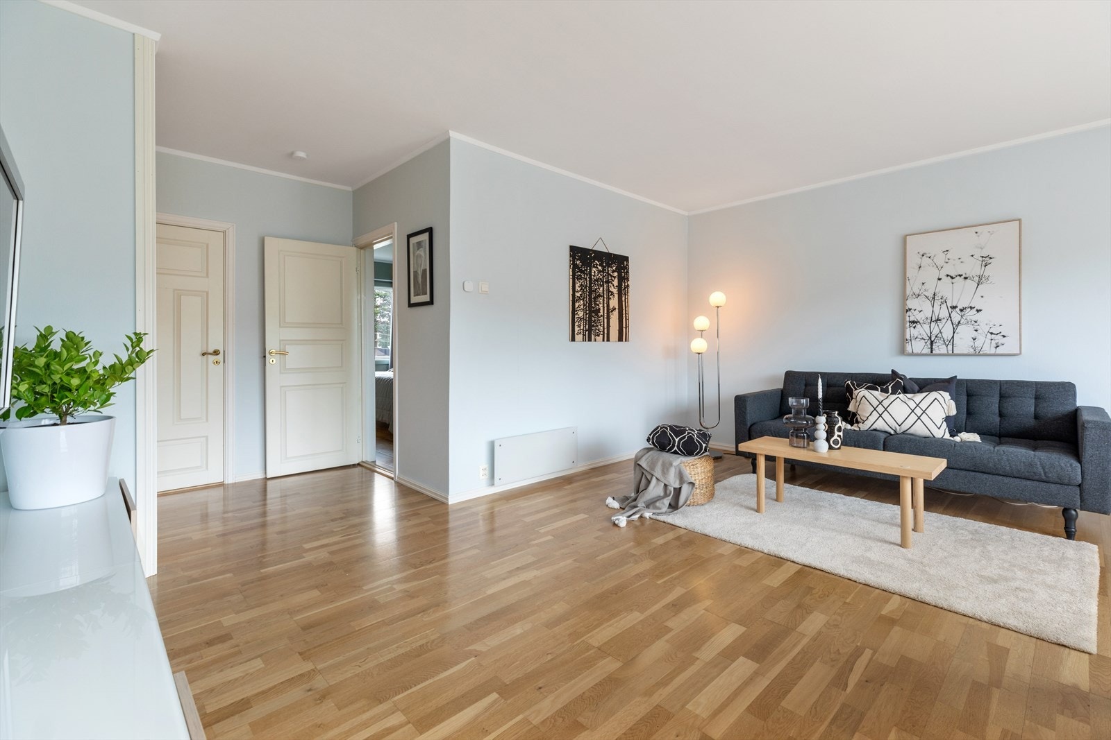 Stuen er romslig og har god plass til sofaseksjon med tilhørende møblement. Galleribilde