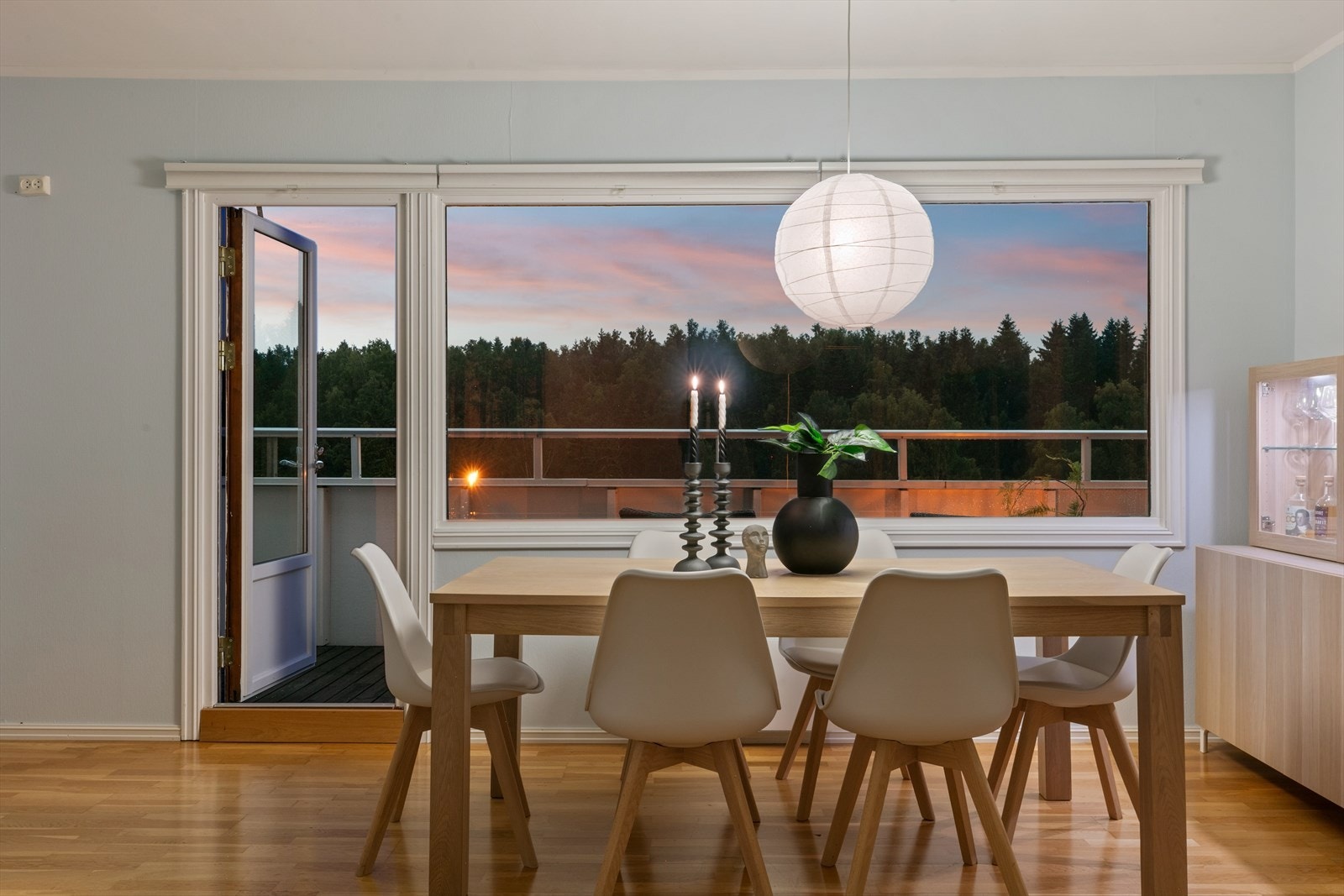 Fra spisestuen er det fin utsyn over området. Galleribilde