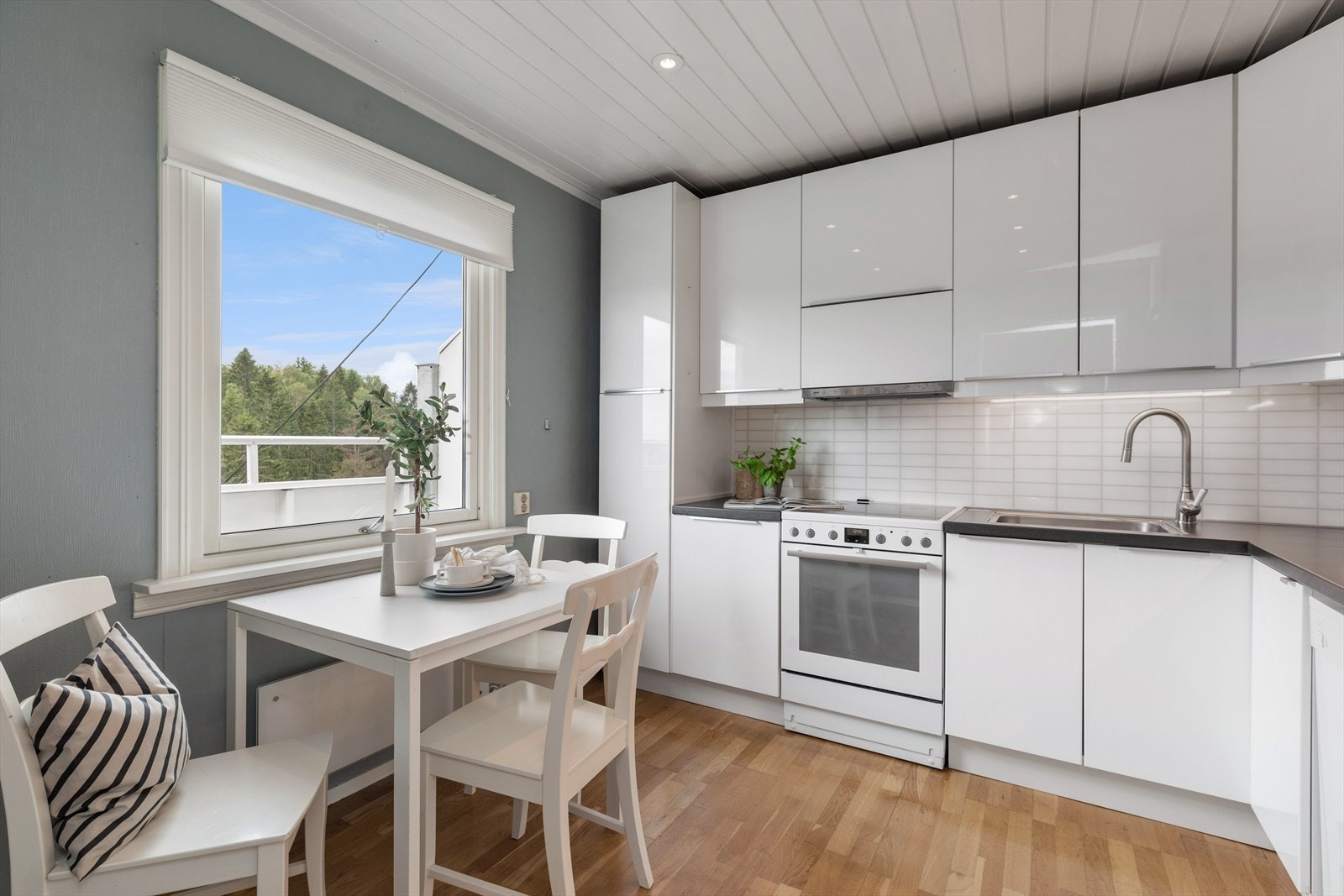 Kjøkkenet har innredning med glatte fronter og laminat benkeplate. Galleribilde