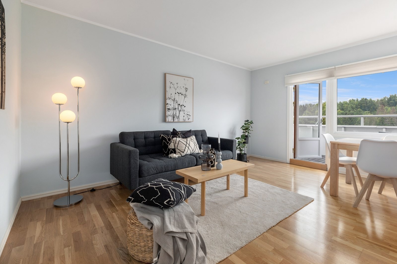 Det er parkettgulv og malte flater på vegger. Galleribilde