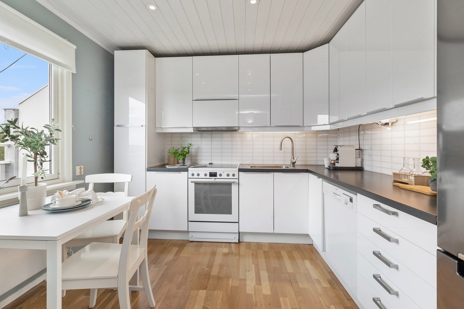 Praktisk kjøkken godt med skap-, skuff- og benkeplass. Galleribilde