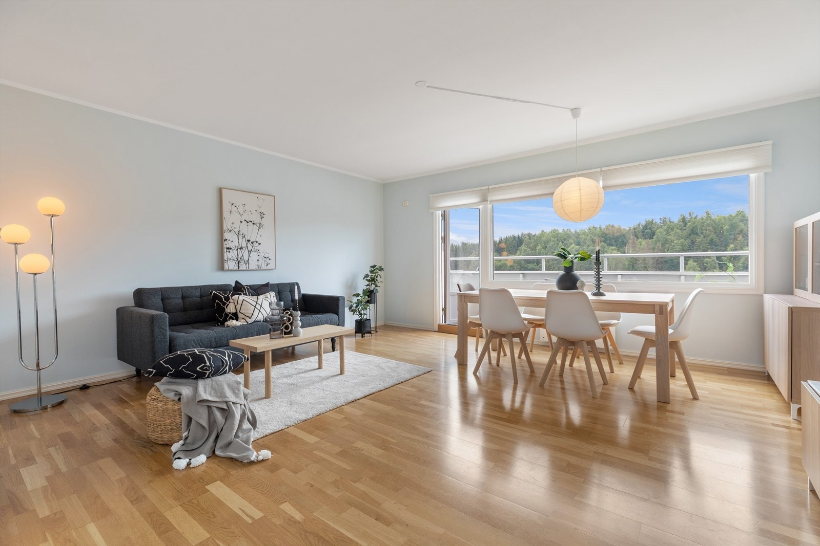 Store vinduer i stuen slipper inn rikelig med lys. Galleribilde