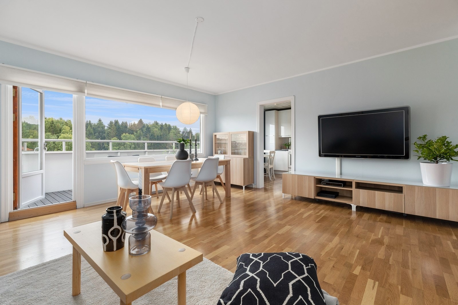 Stue og kjøkken i en delvis åpen og praktisk løsning. Galleribilde