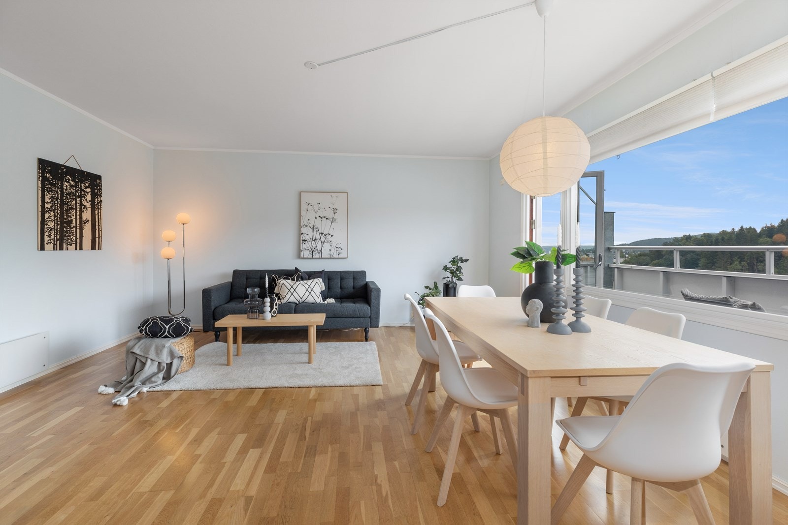 Det er også god plass til spisebord i stuen. Galleribilde