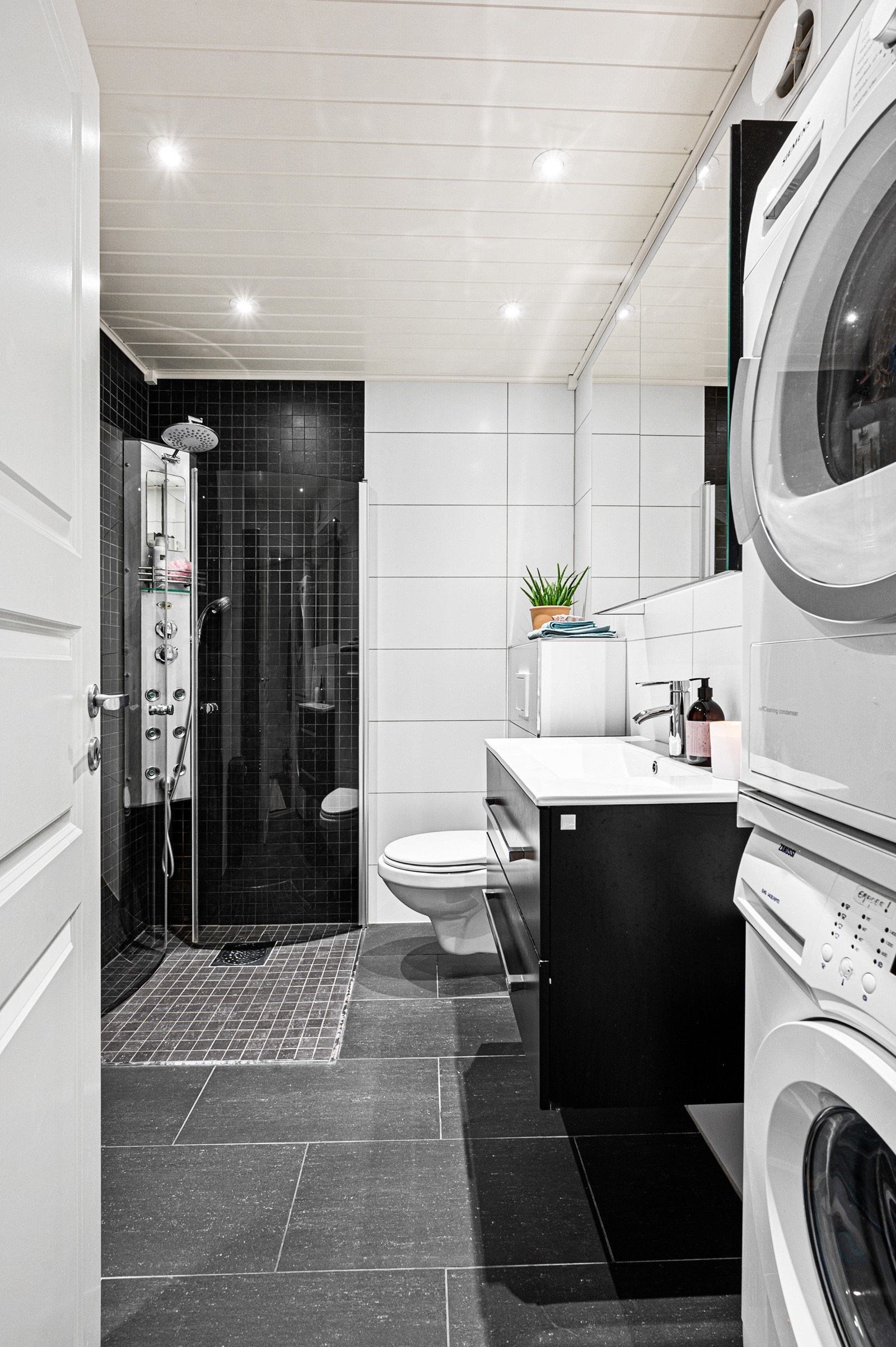 Badet har en god størrelse hvor man har opplegg for vaskemaskin og plass til tørketrommel. Galleribilde