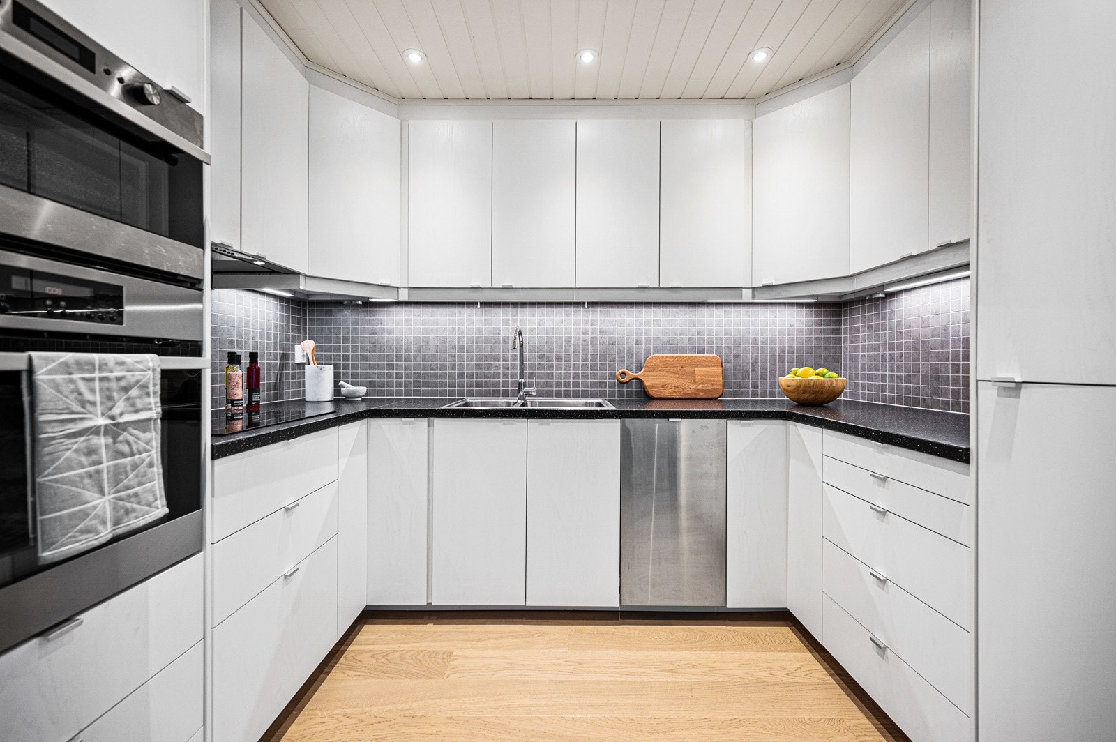 Kjøkkenet er utstyrt med integrerte hvitevarer som oppvaskmaskin, induksjonstopp, komfyr, mikro og kjøleskap med frysedel. Alle integrerte hvitevarer vil følge ved salg. Galleribilde